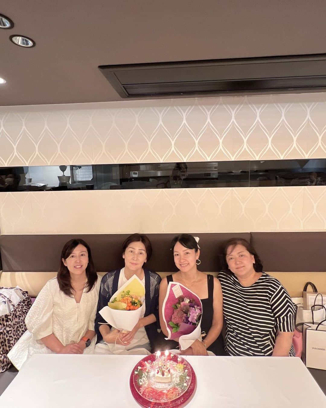 甘糟記子さんのインスタグラム写真 - (甘糟記子Instagram)「昨日はいつメンが五反田のフレンチレストラン　メイにて、私とともえちんのお誕生日お祝いをしてくれました\(//∇//)\ @may_iwata   メイは大好きなお店で、大好きないつメンと美味しくて楽しすぎる時間☆*:.｡. o(≧▽≦)o .｡.:*☆  幸せ〜\(//∇//)\  お料理はいつも本当に美味しくて、そして美しい！  品数も多くて、お茶菓子とかの写真載せきれなかったくらい(≧∀≦)  大食い？のいつメンもみんなお腹パンパンだったよ〜（笑）  息子殿が幼稚園の頃からの付き合いだから、かれこれ9年？10年？ 家族ぐるみで仲良くしてもらってます(๑>◡<๑)  韓国や旅行や食べることが大好きで、趣味が合う（笑） 隙あらばどっか行きたい気持ち満々だしね（笑）  ほんと大人になってからのオタ仲間って最高\(//∇//)\  いつもありがとうね〜☆〜（ゝ。∂）  #大好きな人#オタ仲間#楽しい#いつもありがとう#五反田グルメ#フレンチレストラン#レストランメイ#美味しかった#誕生日お祝い#感謝」10月4日 6時12分 - norihey924