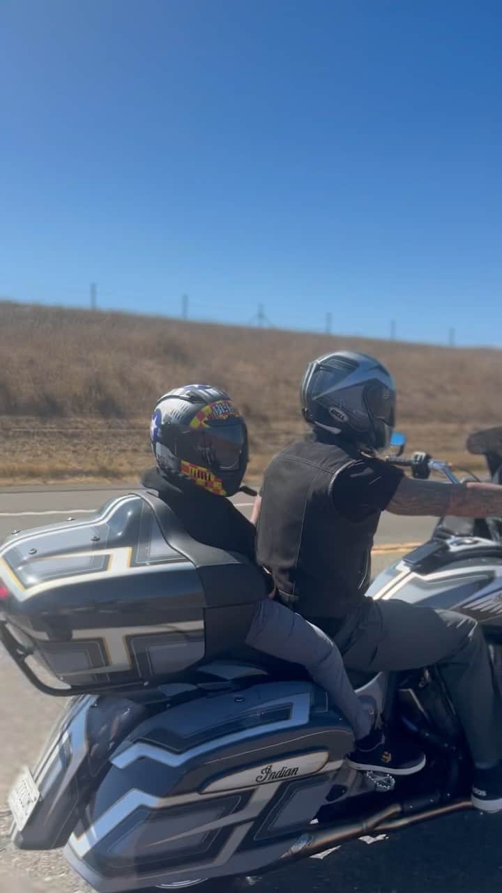 ケアリー・ハートのインスタグラム：「Jamo and I out for a lunch rip w/ @feedbigb 🤘🏼🤘🏼🤘🏼. Great weather and good times with my lil dude. @indianmotorcycle @bellhelmets @progressive」