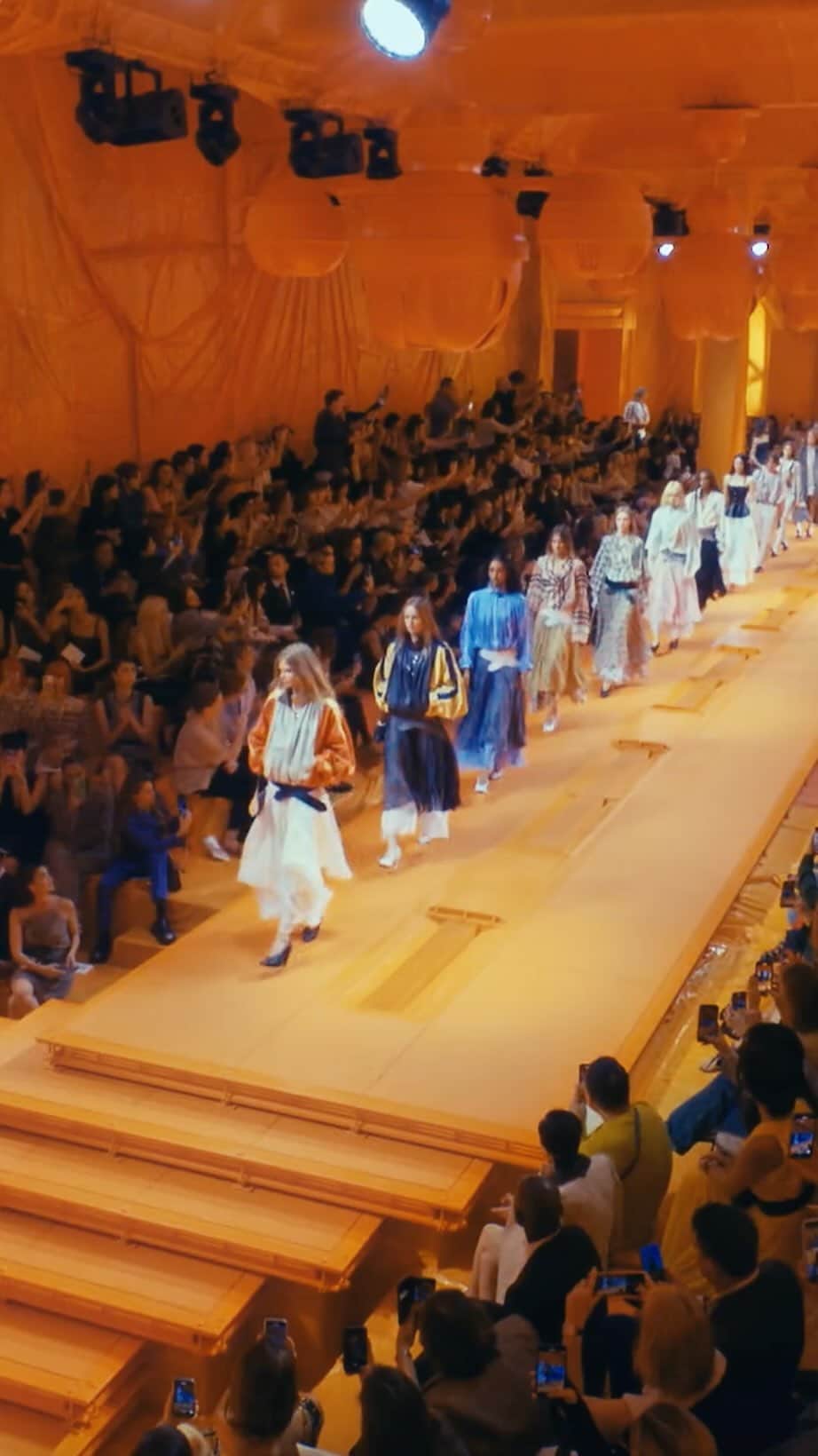 のインスタグラム：「Women’s Spring-Summer 2024 Show. As an ode to the Parisian woman, @NicolasGhesquiere presents a collection at the meeting point of timeless elegance and modern femininity, imbued with the Maison’s travel heritage.    #LVSS24 #LouisVuitton」