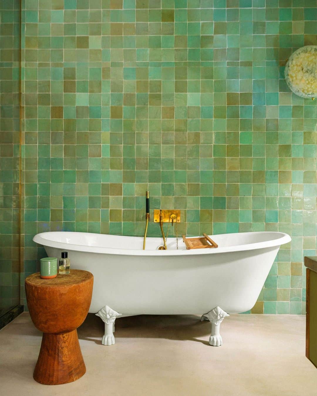 のインスタグラム：「What happens in the vintage claw-foot tub stays in the vintage claw-foot tub. In the primary bathroom of this thrilling Paris triplex, Retrouvius’s (@retrouvius) Adam Hills (aka the salvage king) brought in the most stunning vintage tub set against varying green @agnes.emery tiles that feel as aged as they feel relevant. “Through simplicity and reuse, we were able to put the apartment back into its most beautiful form,” says homeowner Leila Brink. “It proves that old can be beautiful too.”   Click the link in bio for the full tour of this Paris Triplex, as featured in our October 2023 Change Issue. Written by @danathomasparis. Photographed by @theotennant1.」