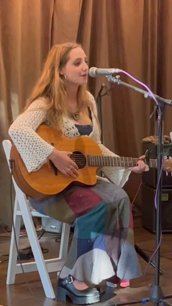 メアリー・マコーマックのインスタグラム：「An original by @iamrosemorris in Michigan at the @leelanauuncaged festival with the talented #singersongwriters from @interlochenarts」