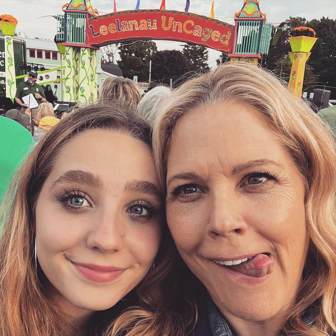 メアリー・マコーマックさんのインスタグラム写真 - (メアリー・マコーマックInstagram)「I was so happy to visit our Rose this weekend as she performed at the Leelanau Uncaged Festival in Northport Michigan. She killed it.  #singersongwriter #festival #originalsong」10月4日 6時36分 - marycmccormack