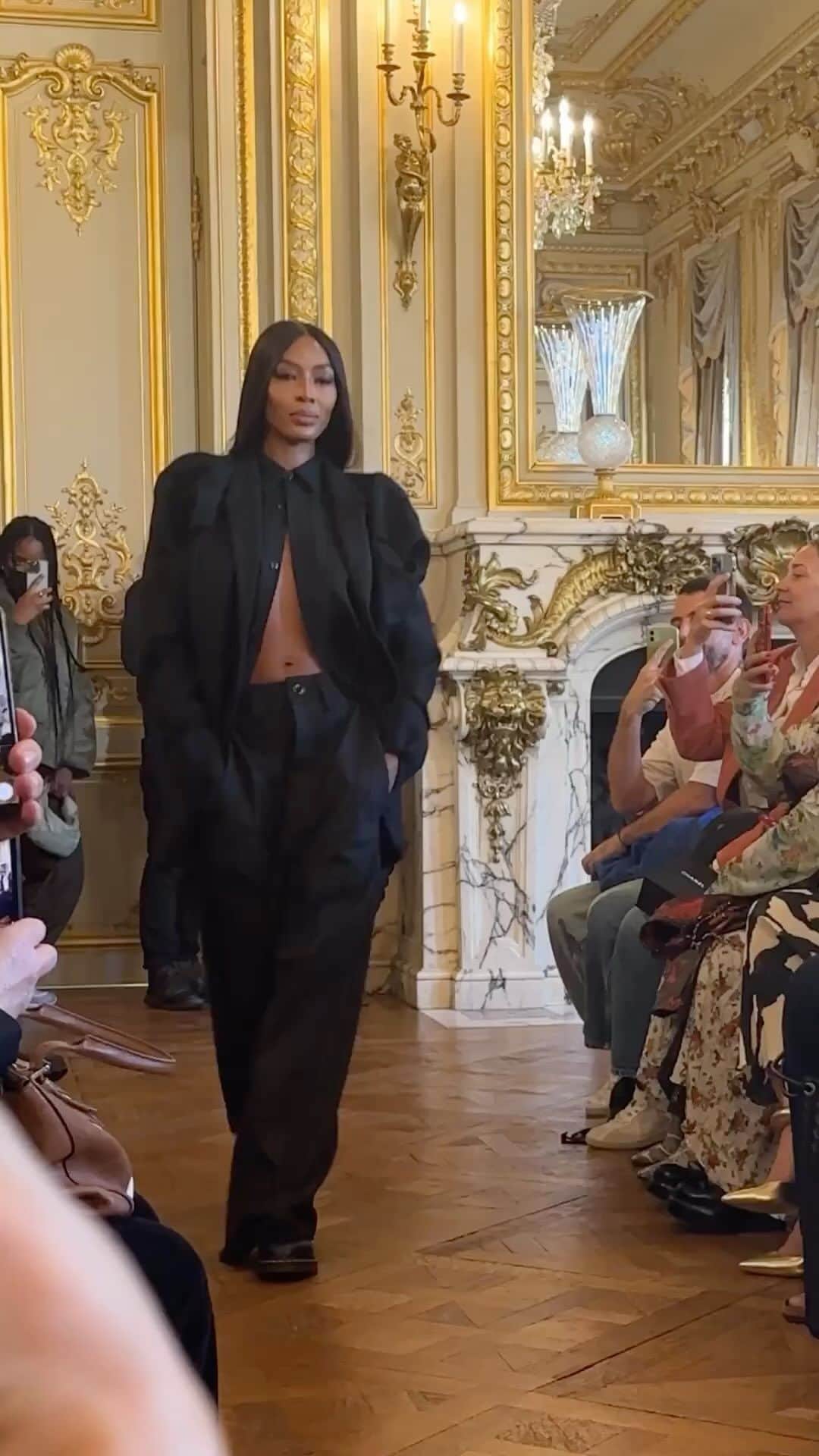 のインスタグラム：「Take a look at @_torisheju_’s spring 2024 runway, starring @naomi, @palomija, and more. Styled by @gabriellak_j, today’s show featured whimsical takes on tailored dressing—and it was the designer’s debut. “This collection for me, it’s my introduction to fashion. Just to say, here I am.” Hosted inside a gilded ballroom at the Shangri-La hotel in Paris, the designer unveiled her first collection on the final day of Paris Fashion Week. A menswear graduate from the London College of Fashion who completed an MA at Central Saint Martins, she focused her collection on wrapping, informed by the nonchalant elegance of traditional Nigerian lappa garments juxtaposed with deconstructed British tailoring.  Tap the link in our bio to see more.」