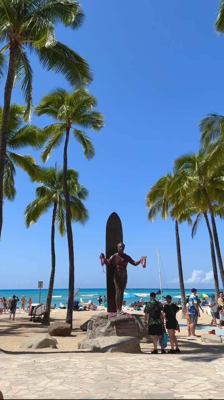 Belle Vie Hawaiiのインスタグラム：「今朝のデューク・カハナモク像付近の様子🌴 ビーチもカラカウア通りも賑わっています😉  【ベルヴィー店頭情報】 営業時間: 午前10時〜午後9時　無休 店頭だけのお買い得商品多数有り 詳しくは店頭でお尋ねください  Open Daily 10:00am〜9:00pm Instagram in English  @belleviehawaii.en   #dukekahanamoku  #waikiki  #今日のハワイ  #デュークカハナモク  #ワイキキ散歩  #カラカウア通り  #ハワイの消防車  #ワイキキトロリー  #今日もいい天気」