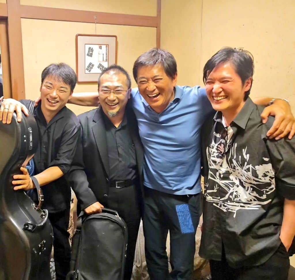 藤岡幸夫さんのインスタグラム写真 - (藤岡幸夫Instagram)「読響の皆さんとのツアー終了❗ 清塚信也さんのグリーグは優しく深くドラマティック❗ 後半チャイコフスキー４番の読響サウンドは豪華絢爛＆セクシーで最後はフル・スロットル❗ 各公演熱狂的なお客様で大盛り上がり🔥  リハ〜本番〜打ち上げまで最高に楽しかった🥰皆様に感謝❗  チェロ首席富岡廉太郎＆コンマス長原幸太＆信也くんでトリオお願いしました🤩それを勿論…🤭　  幸太くんの後ろは事務局の大久保さん、左端関谷局長、清塚くんの後が法木さん、その後ろ清塚くんのマネージャー田原さん、女性は僕のかみさん😀  仲良しのベース首席の石川滋さんは慶應の後輩でもあります👍　  オケが用意して下さってる僕専用のステージに出る前に縁起を担いでキスする板🤣  読響の皆さんとはニューイヤーでシベリウスの交響曲２番で再会出来るのを楽しみにしております😀 信也くんとは来年関西フィルと共演します👍  #清塚信也  このアカウントは面アカウントです。裏アカウントも宜しければ😀 ↓ @sachiofujioka」10月4日 6時43分 - sachio_fujioka
