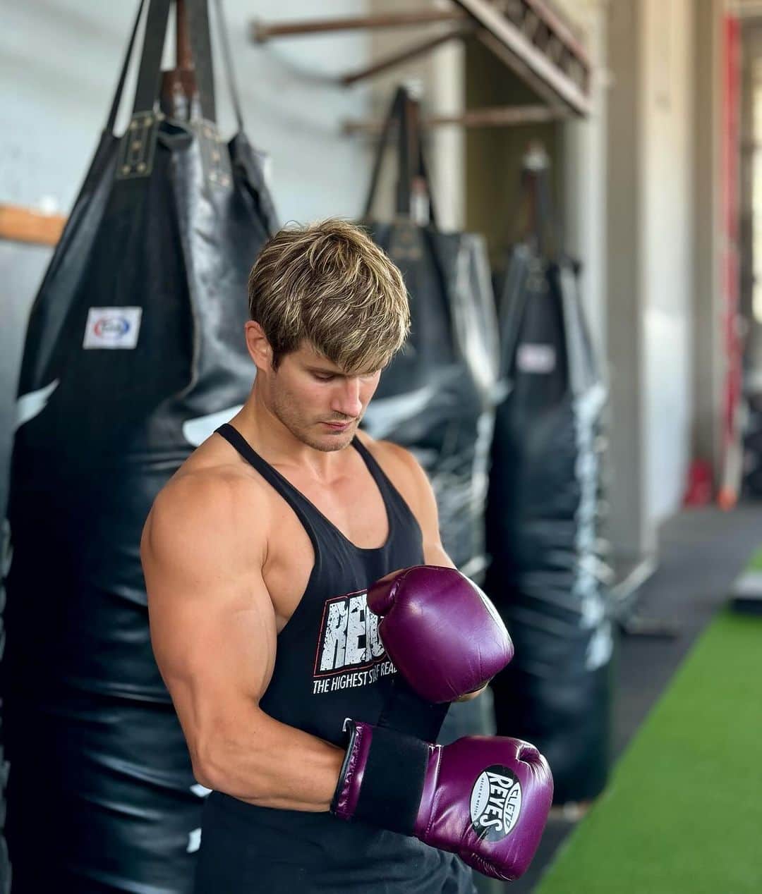 セージ・ノースカットのインスタグラム：「Getting in some bag work!   #TeamRedcon1  Code Sage20 link in bio」