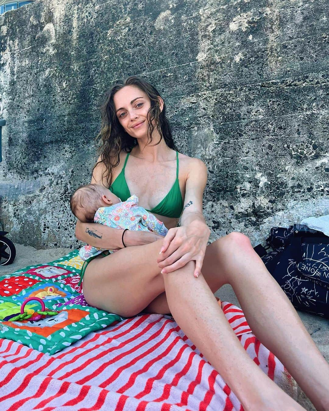 エラ・ネルソンさんのインスタグラム写真 - (エラ・ネルソンInstagram)「My teeny beach babe and me ⛱️」10月4日 6時45分 - ellanelson200