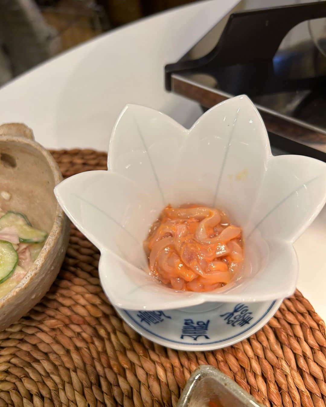 安藤優子さんのインスタグラム写真 - (安藤優子Instagram)「ブリ照り❣️  お早うございます！  今朝は冷たい雨の東京です。  リンもまだベッドでうだうだ（笑）  なので、昨日のテーブルから。  昨日は、ブリ照りと、きりたんぽ鍋。  秋刀魚のお刺身。  一夜干しのイカの塩辛。  牡蠣の燻製。  この三品はデパ地下で調達。  あとは、ハムときゅうりのポテサラ、切り昆布の炒め煮は作り置き。  なので、作ったのは、ブリ照りのみ。（笑）  きりたんぽ鍋は、たっぷりの芹と長葱で。  本格的に温かいお鍋の季節になってきました。  秋の夜長はほんわかなお鍋をゆっくり楽しみたいものですね。  ご馳走さまでした！  さっそろそろさすがに行動開始です。  リンとは朝ンポに代えて、お部屋遊びです。  みなさま、本日も不安定なお天気ですが、体調を崩されないように、しっかり食べて、こころ笑顔にお過ごしください。  #ブリ照り  #きりたんぽ鍋  #秋の夜長の鍋料理  #フレンチブルドッグ  #安藤優子」10月4日 6時54分 - yukoando0203