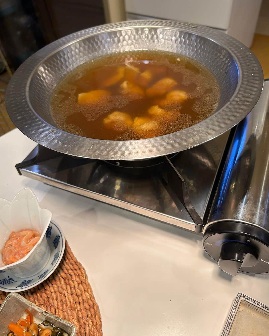 安藤優子さんのインスタグラム写真 - (安藤優子Instagram)「ブリ照り❣️  お早うございます！  今朝は冷たい雨の東京です。  リンもまだベッドでうだうだ（笑）  なので、昨日のテーブルから。  昨日は、ブリ照りと、きりたんぽ鍋。  秋刀魚のお刺身。  一夜干しのイカの塩辛。  牡蠣の燻製。  この三品はデパ地下で調達。  あとは、ハムときゅうりのポテサラ、切り昆布の炒め煮は作り置き。  なので、作ったのは、ブリ照りのみ。（笑）  きりたんぽ鍋は、たっぷりの芹と長葱で。  本格的に温かいお鍋の季節になってきました。  秋の夜長はほんわかなお鍋をゆっくり楽しみたいものですね。  ご馳走さまでした！  さっそろそろさすがに行動開始です。  リンとは朝ンポに代えて、お部屋遊びです。  みなさま、本日も不安定なお天気ですが、体調を崩されないように、しっかり食べて、こころ笑顔にお過ごしください。  #ブリ照り  #きりたんぽ鍋  #秋の夜長の鍋料理  #フレンチブルドッグ  #安藤優子」10月4日 6時54分 - yukoando0203