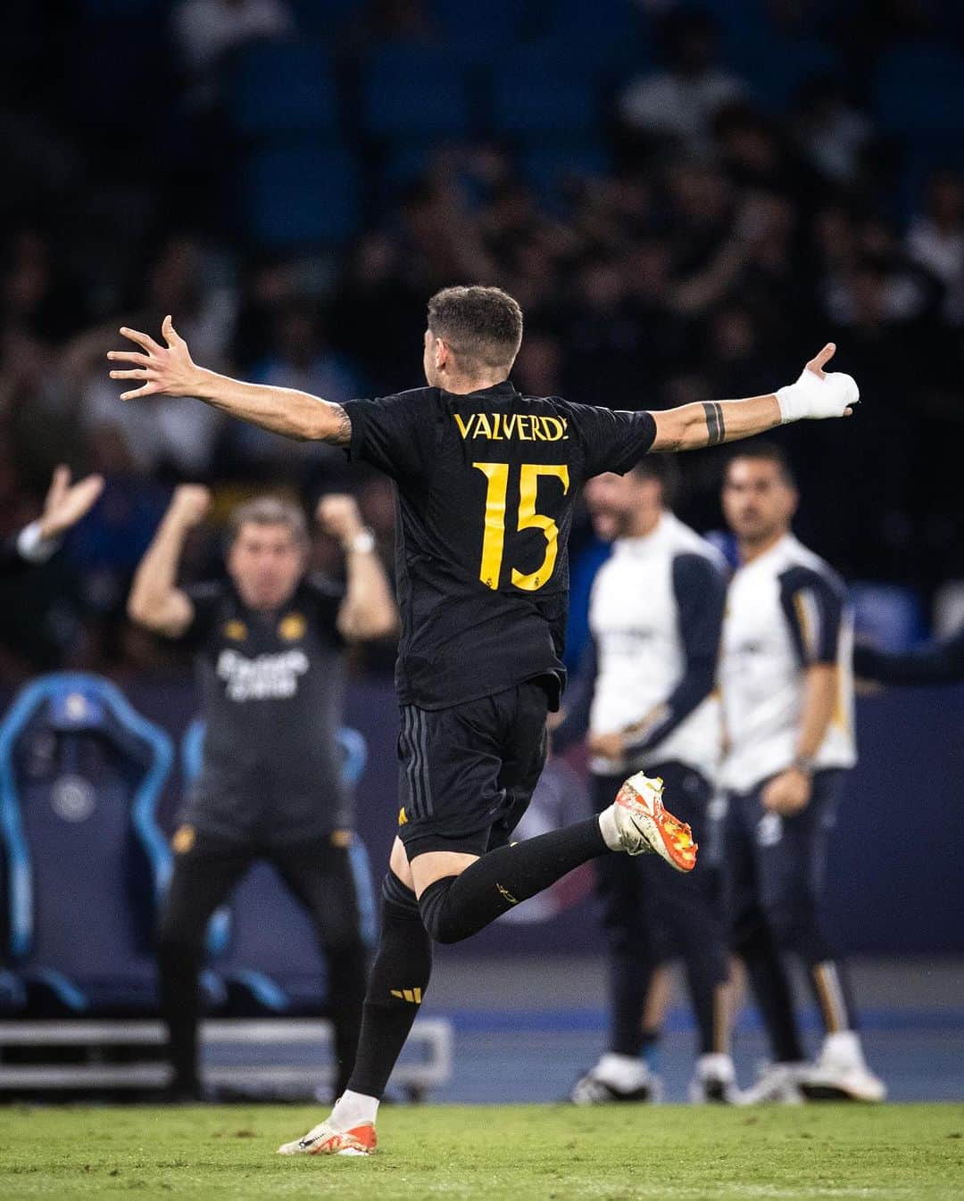 のインスタグラム：「Las noches de champions son mágicas ✨  #HalaMadrid 🤍」