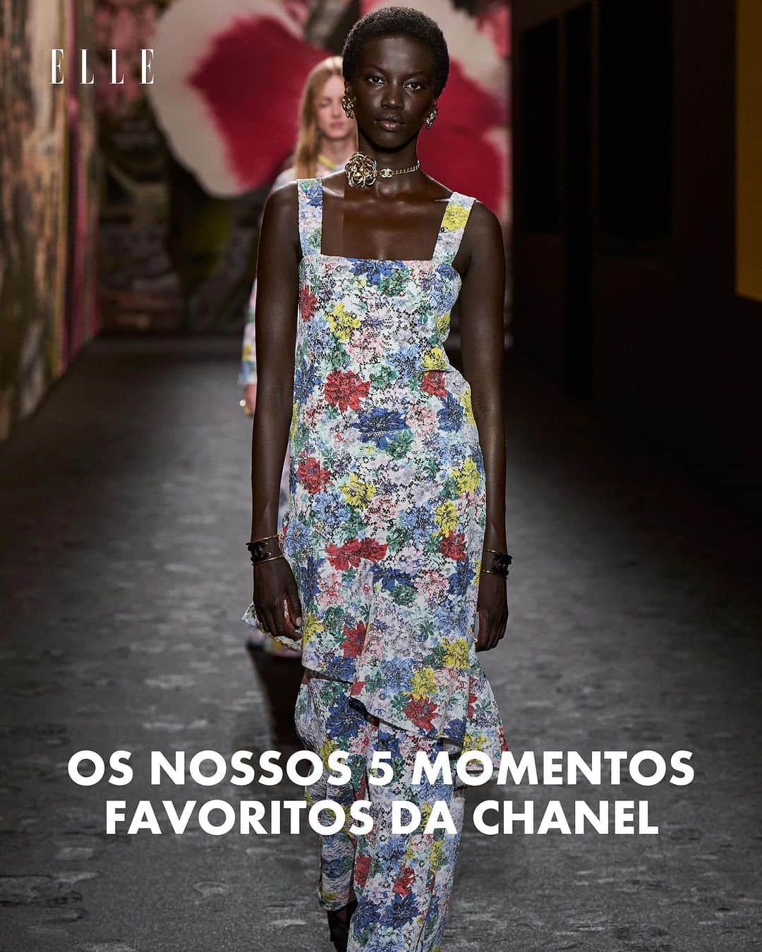 ELLE Brasilのインスタグラム：「Inspirada pela Villa Noailles, uma casa modernista construída nos anos 1920, @virginieviard apresentou o verão 2024 da @chanelofficial na manhã desta terça-feira (03.10). Como já é de costume da diretora de criação, não há cenários grandiosos nem ideias megalomaníacos, a roupa está no centro. No carrossel, selecionamos os nossos cinco momentos favoritos do desfile. Qual foi o seu?」