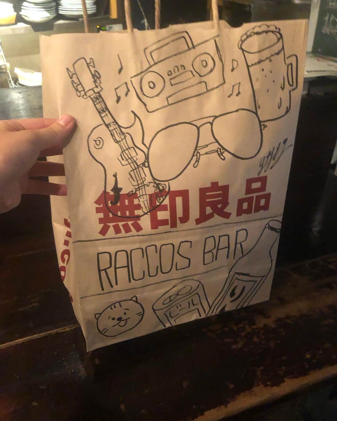 濱田将充のインスタグラム：「10月3日　とうちゃんの誕生日🎂 父ちゃんの友達に帽子とサングラスをあげようと思って その紙袋に、落書きしたー  #raccos bar」