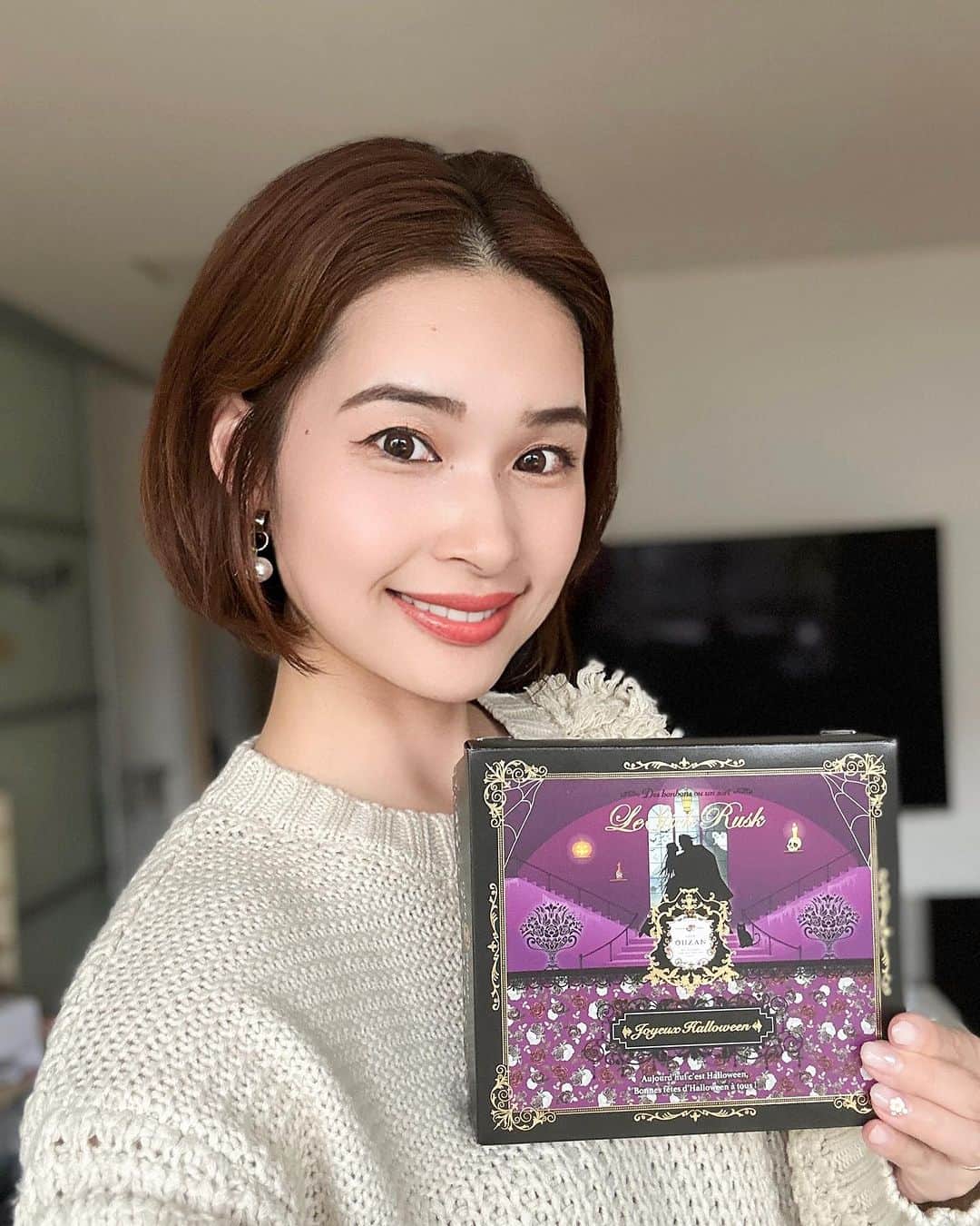 三佐和あやのインスタグラム：「PR 10月は、ハロウィン🎃 ✨おうちで楽しんだり、贈答品に とても 人気の スティックラスク @cafe.ohzan_official 🧙‍♀️✨  毎年 期間限定パッケージを、 楽しみにしているんだけど、  アップルティーと合わせたら  最高に美味しさ増した🍎おすすめ✨  さくさく ラスクの上に チョコレート とデコレーションがしてあって 繊細で おしゃれ、美味しいよ😋  ベースのチョコレートは、 ホワイト・ミルク・ストロベリーの3種類。  すべてベルギー産のチョコレートを使用🍫  目玉が可愛いミイラ男のデザインや、 パッケージに 魔女が隠れていたりして、 とても可愛いの〜🧡  華やかな大人可愛いハロウィン、 持っていても、プレゼントしても、 間違いなく 楽しくなるよ✨  —————-🎃——————— スティックラスク5本入 ソワール  【 Le Stick Rusk Soir 】1,512円（税込） ※「ソワール」とはフランス語で 「夕方・晩」の意味🌙  日持ち：製造から ６０日間 アレルギー：小麦・乳・大豆・ゼラチン・アーモンド  出店は、東京限定で 都内4店舗 ・銀座三越店 ・日本橋三越店 ・池袋東武店 ・二子玉川東急店  ※羽田空港　国内線ターミナル ✈️ANA側 「SMILE TOKYO」 ✈️JAL側 「特選洋菓子館」 でも、一部の商品を販売しています。  オンラインショップはこちら  @cafe.ohzan_official  https://onlineshop.cafe-ohzan.com  —————-🎃———————  🧁ブランドコンセプト 「大人可愛い」をテーマに、 大人の女性が、贈答品や プレゼントとして使えるブランドです。  すべて職人の手作業で ひとつひとつ大切に、 “宝石のようなスイーツ”をつくっています。  #cafeohzan  #カフェオウザン #スティックラスク #ハロウィン #ハロウィン限定  #ハロウィンスイーツ  #トリックオアトリート #プレゼントにおすすめ  #チョコレート #期間限定スイーツ」