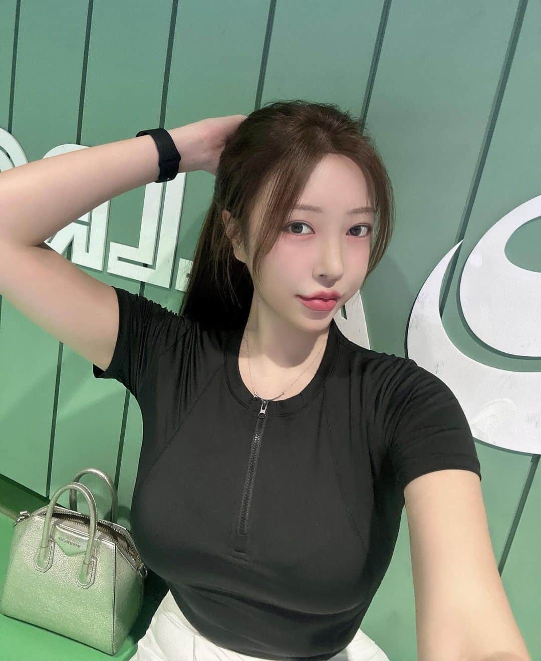 Choi Somiのインスタグラム：「⠀⠀⠀⠀ #글랜더 #glander  도대체 왜 이렇게 못 치는 거야 내일도 화이팅 ⚔️🎾⚔️🎾」