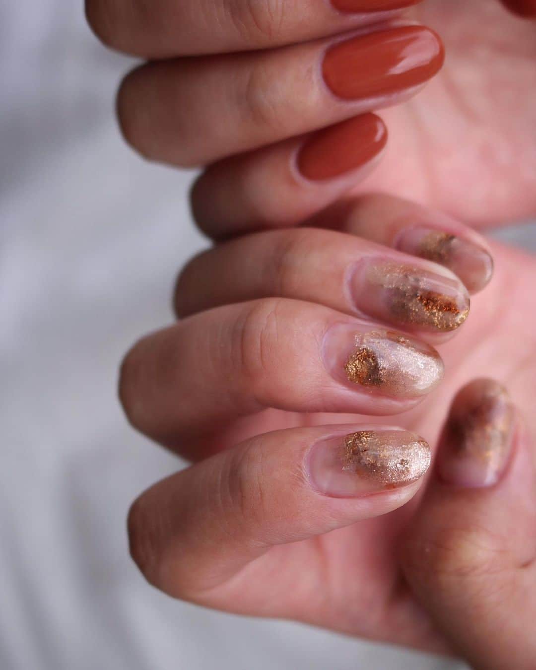gracenailfactoryのインスタグラム：「秋色アシンメトリー  @gracenailfactory_kanon   ______________________ 《grace'nail factoryのこだわり》  ✔︎design policy ネイルは一番身近な芸術 お客様の満足、感動、好奇心を満たす、オリジナルアートのクリエイションにつとめております  ✔︎育爪policy お爪本来の力を育つよう 丁寧なケア、爪質改善のためのアプローチを行なっています  ・アセトン不使用（当店オフの場合」 ・フィルイン ・ウォーターケア付き ・お爪周りの角質ケア  お爪の健康を大切にしていきたい方 、爪質改善を求めている方、ジェルネイルの持ちを良くしたい方に 喜ばれています  ✔︎おもてなしpolicy お客様が【ここへ来たら元気になれる】と喜んでいただけるような〝心〟ある空間づくりを大切にしています  ✔︎エシカルへの取り組み 人への影響だけではなく、地球環境に配慮した良質な商材選びにこだわっています  ——  @gracenailfactory   大阪市西区南堀江1-21-9 南堀江ビル2階  ☞堀江公園のすぐそば ☞レンガ色の入り口  定休日/木曜日 平日10:00-18:30（最終受付） 土日祝11:00-18:30（最終受付）  #堀江ネイル　#マグネットネイル大阪 #大阪ネイルサロン #ウォーターケアのあるサロン  #育爪ネイルサロン  #フィルイン大阪 #個性派ネイル大阪 #カジュアルネイル大阪 #南堀江ネイルサロン #堀江ネイル #ニュアンスネイル大阪  #フットネイル大阪 #インクアート大阪  #ミラーネイル #大人カジュアルネイル #ネイリスト採用大阪 #巻き爪ケア大阪 #네일 #泡ネイル #バブルネイル #ネイリスト求人大阪 #秋ネイル #nail」