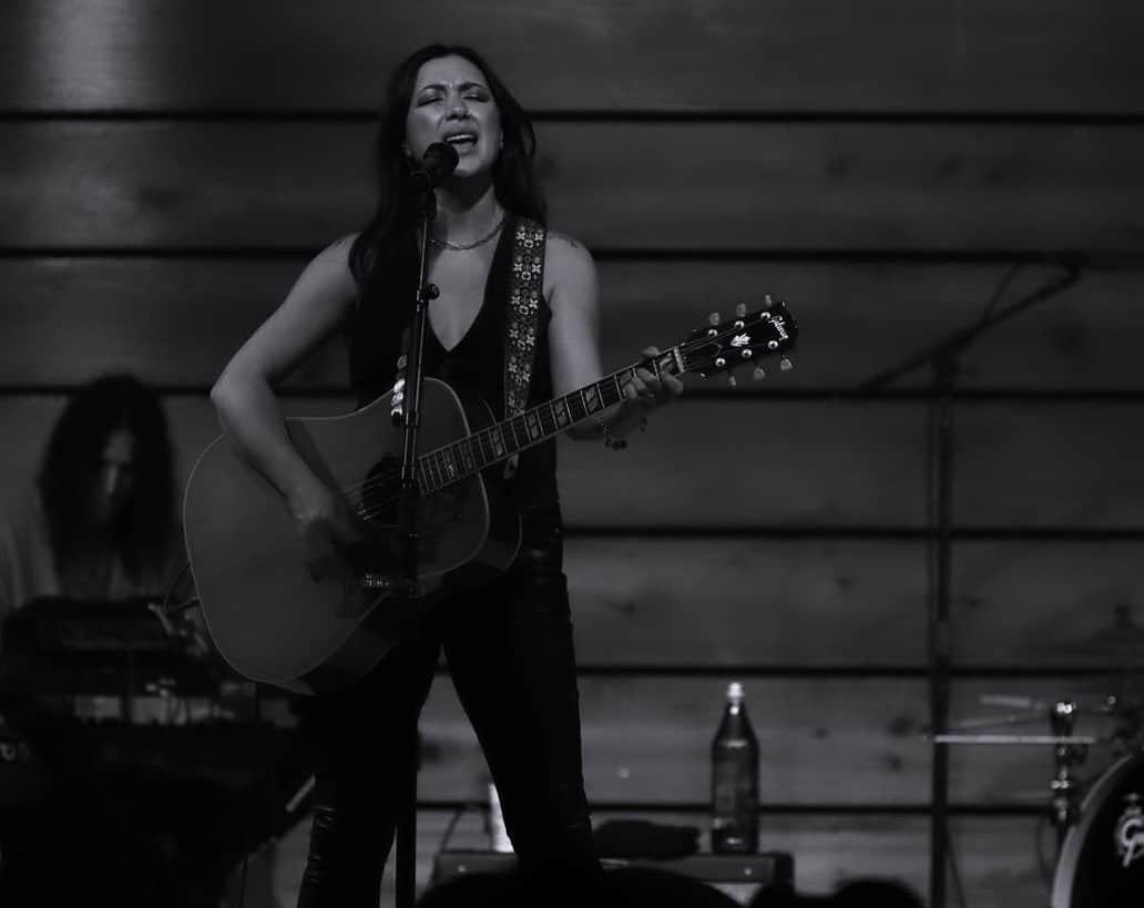 ミシェル・ブランチのインスタグラム：「Heading back out on the road next week. What songs are on your dream setlist? Make a playlist with your perfect setlist, share the link and don’t forget to tag me ✌️https://michellebranch2023.settheset.com/ 📸 @thomasblue」