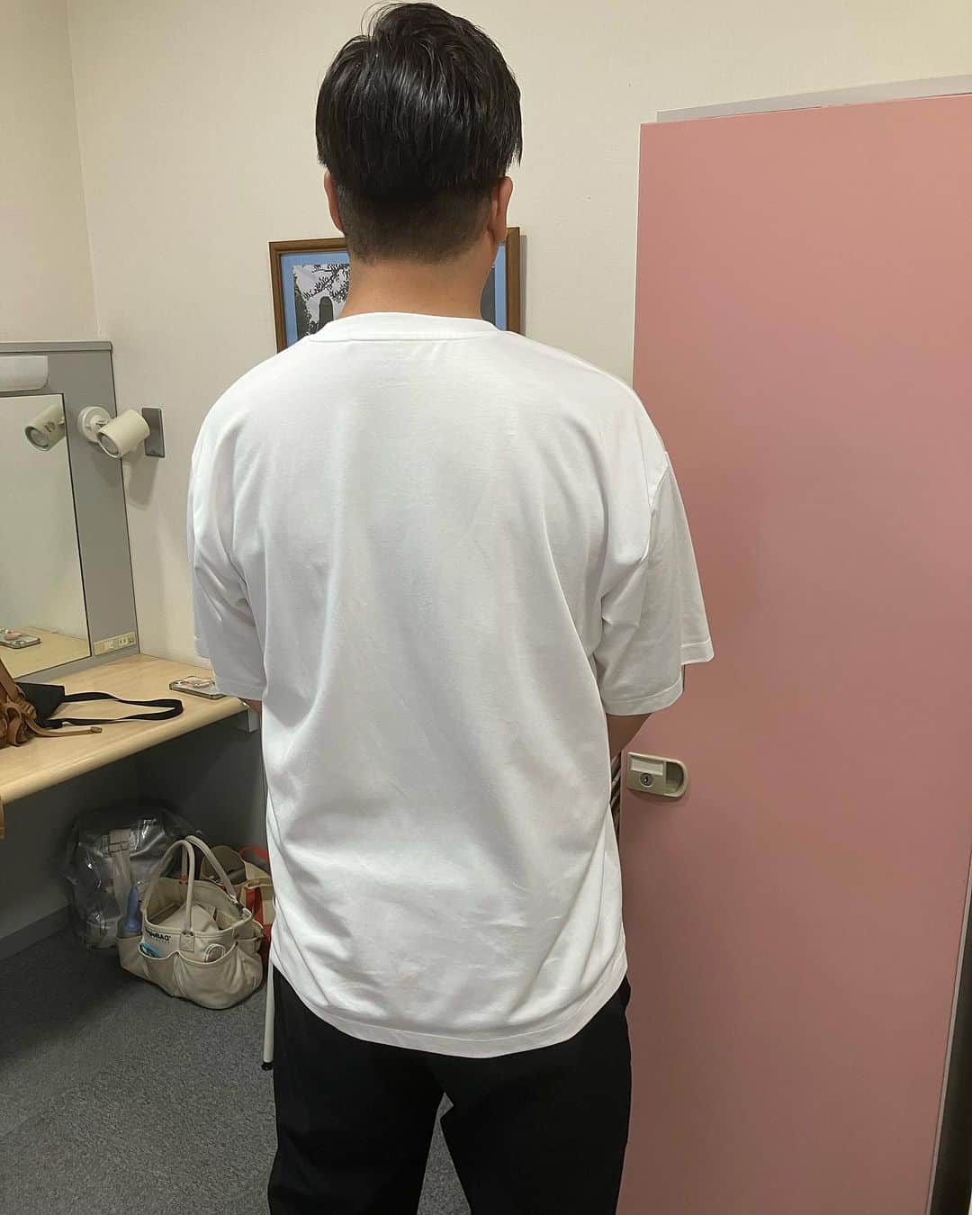 ほんこんのインスタグラム：「誰でしょう？ #後ろ姿シリーズ  #後ろ姿」
