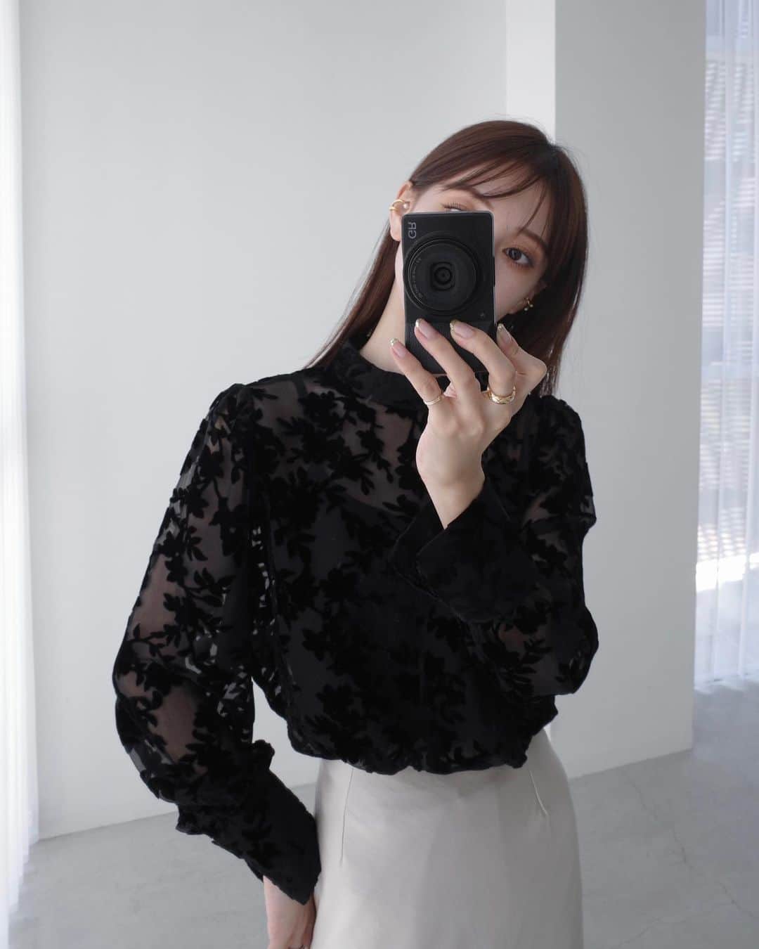 石元歩唯さんのインスタグラム写真 - (石元歩唯Instagram)「@amel_official__ velvet jacquard blouse / black,beige 10/4-  ベルベット生地のジャガード柄が秋らしさを感じるシアーフロッキー素材のブラウス。  スタンドカラーとパフスリーブでクラシカルな印象もあり、デイリーからオケージョンまで活躍する1着です♡  新商品ページも公開されたので是非チェックしてみて下さい☺️」10月3日 21時59分 - 518aichi