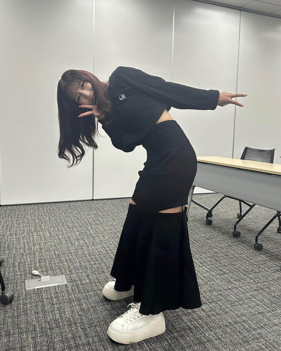 諸橋沙夏さんのインスタグラム写真 - (諸橋沙夏Instagram)「🪶  ロゼのスカートかわいいよ。 何にでも合うかわいい🖤」10月3日 22時00分 - morohashi_sana