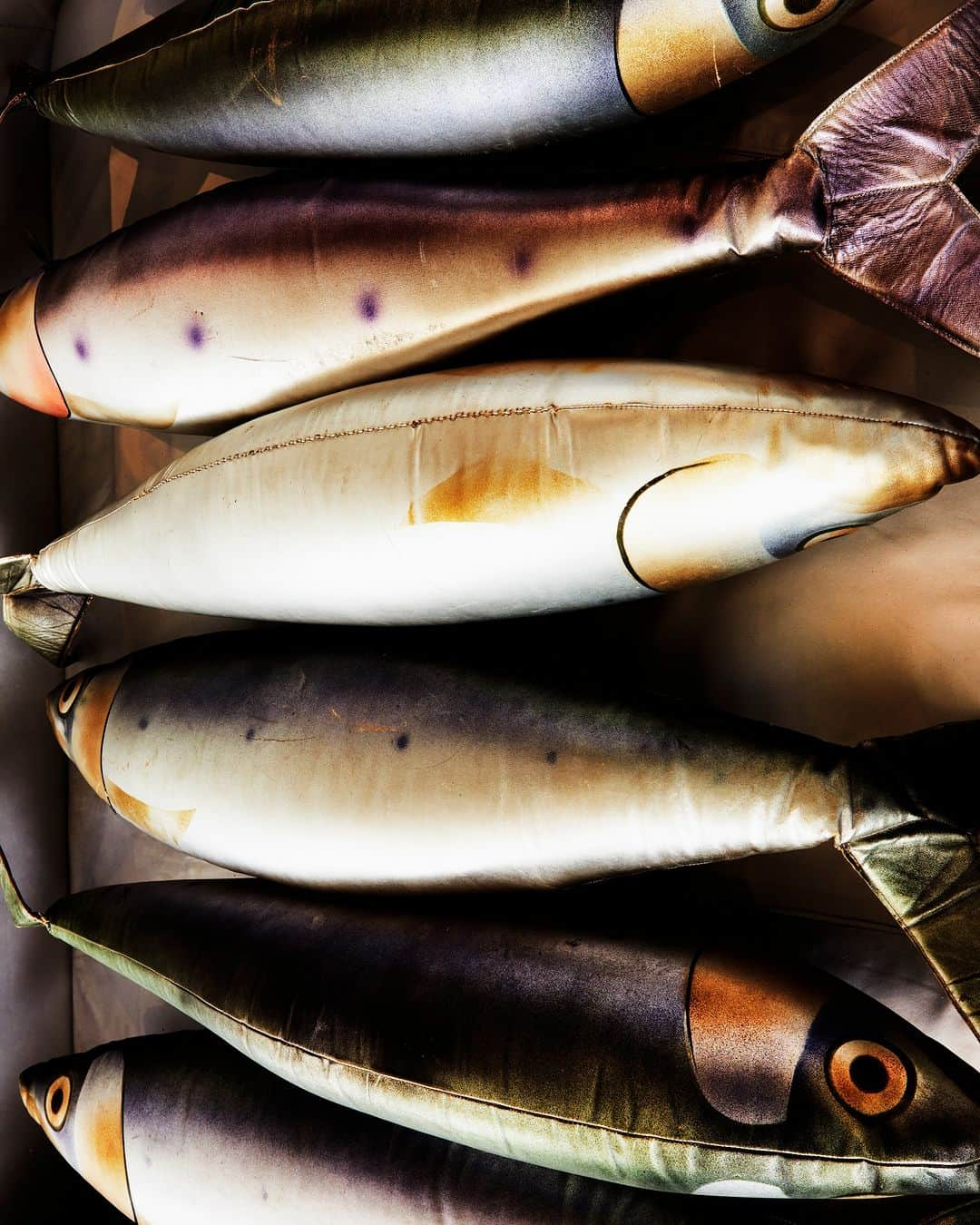 ジェイエムウエストンのインスタグラム：「« Ah, to Sleep In a Real Bed Of Fake Fish » titre du New York Times présentant l’œuvre la «Boîte à Sardines » de François-Xavier Lalanne en 1972, est une invitation à contempler l'union du rêve et de la réalité dans une danse artistique.  __ « Ah, to Sleep In a Real Bed Of Fake Fish », the New York Times headline for François-Xavier Lalanne's piece "Boîte à Sardines » in 1972, is an invitation to contemplate the union of dream and reality in an artistic dance. #JMWeston #Sotheby’s @sothebysfr  @sothebys」