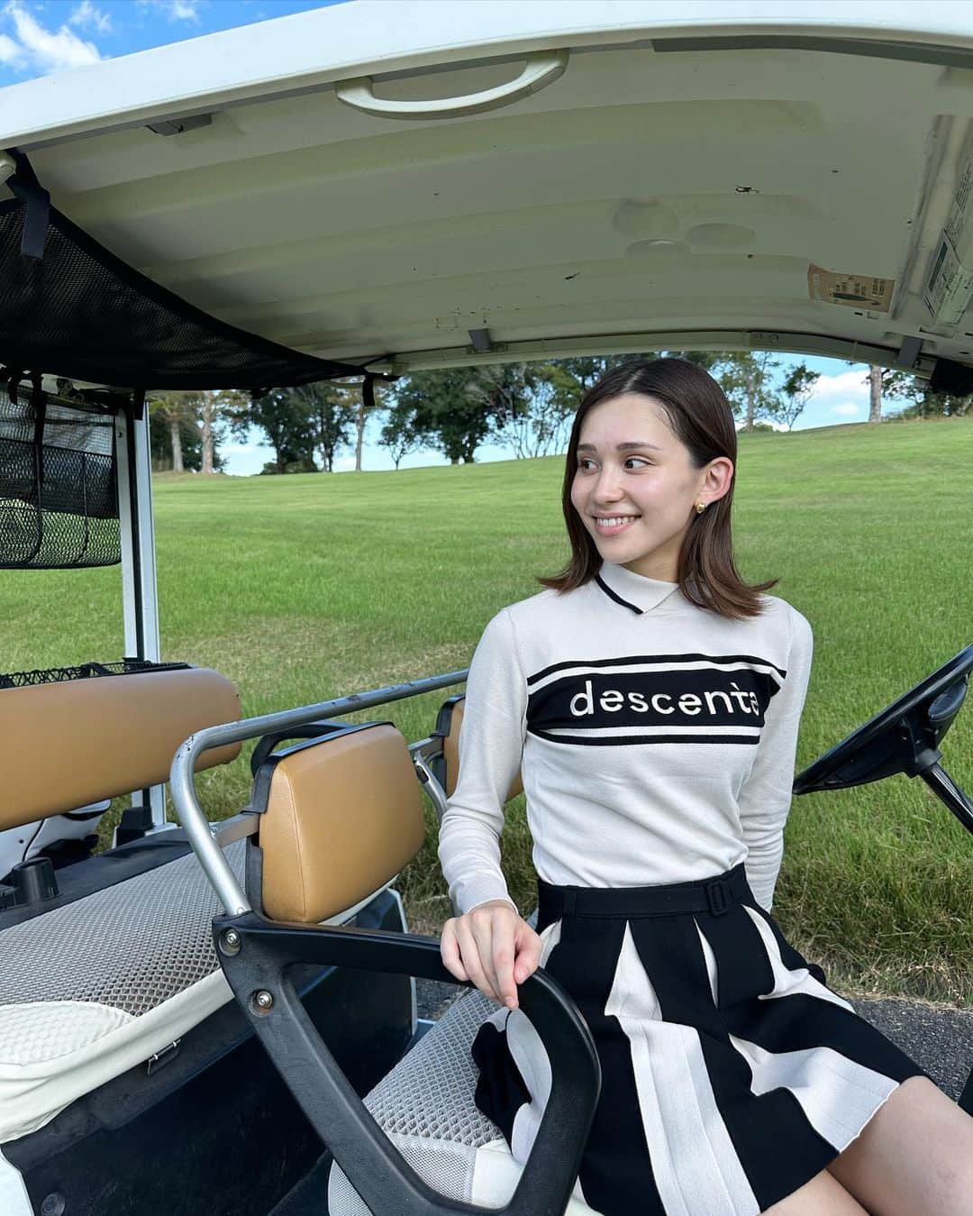 高島ゆみさんのインスタグラム写真 - (高島ゆみInstagram)「. 初めてのゴルフウェアは　@descente_jp 🖤  ゴルフウェアてこんなに可愛いんだね😭🩷🩷 あれもいいなこれもいいなってキリない😂♡笑  おすすめのウェアいくつか教えてもらったから、 もっと上手になっていろんなコース 回れるようになりたい🥹🤍  #ゴルフ#ゴルフデビュー#ゴルフ女子#ゴルフ女子コーデ」10月3日 22時00分 - yumi_tksm