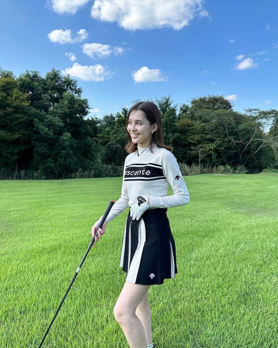 高島ゆみさんのインスタグラム写真 - (高島ゆみInstagram)「. 初めてのゴルフウェアは　@descente_jp 🖤  ゴルフウェアてこんなに可愛いんだね😭🩷🩷 あれもいいなこれもいいなってキリない😂♡笑  おすすめのウェアいくつか教えてもらったから、 もっと上手になっていろんなコース 回れるようになりたい🥹🤍  #ゴルフ#ゴルフデビュー#ゴルフ女子#ゴルフ女子コーデ」10月3日 22時00分 - yumi_tksm