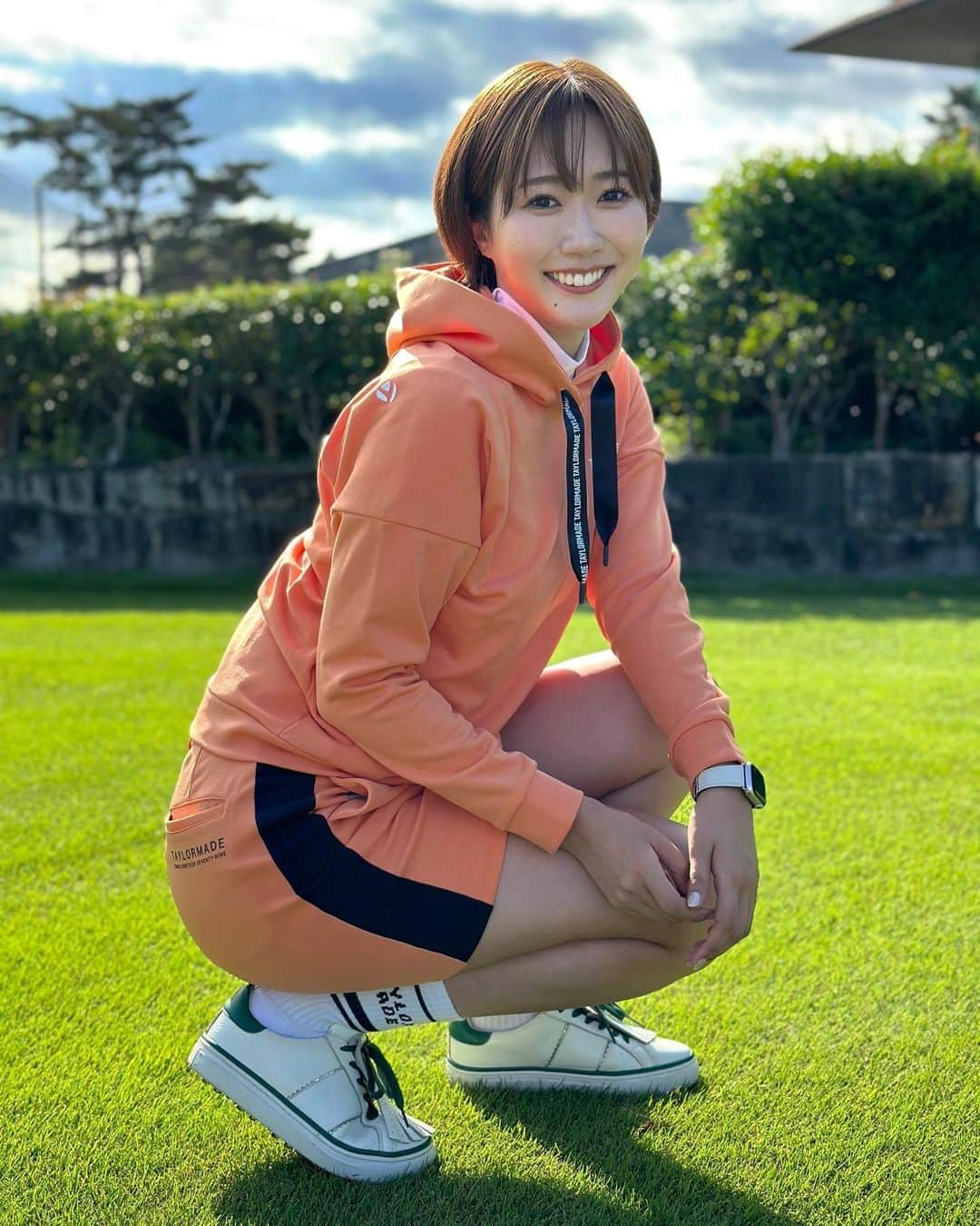 藤澤響花さんのインスタグラム写真 - (藤澤響花Instagram)「綺麗な芝に映えるオレンジ🍊 スポーティなフーディ✖️黒リボンのギャップがかわいいですよね！  肌触りも一段と良くて着心地が最高なのです😮‍💨💭  🔸気になる新作は公式アカでチェックしてみてください♡ @taylormade_golf_japan_apparel_  @taylormade_golf_japan   #テーラーメイド #テーラーメイドアパレル  #テーラーメイドゴルフ  #taylormade  #taylormadeapparel  #taylormadegolf   #ゴルフ#ゴルフ女子#ゴルフウェア#ゴルフコーデ#秋服#秋コーデ#ゴルフ場#ゴルフ練習#golfwear#golfstagram#golfbabes#golflife #instagolf#instagram#japanesegirl#ɪɴsᴛᴀɢᴏᴏᴅ#fyp#골프#골프스타그램#골프웨어#กอล์ฟ#高尔夫」10月3日 22時01分 - kyoka_fujisawa