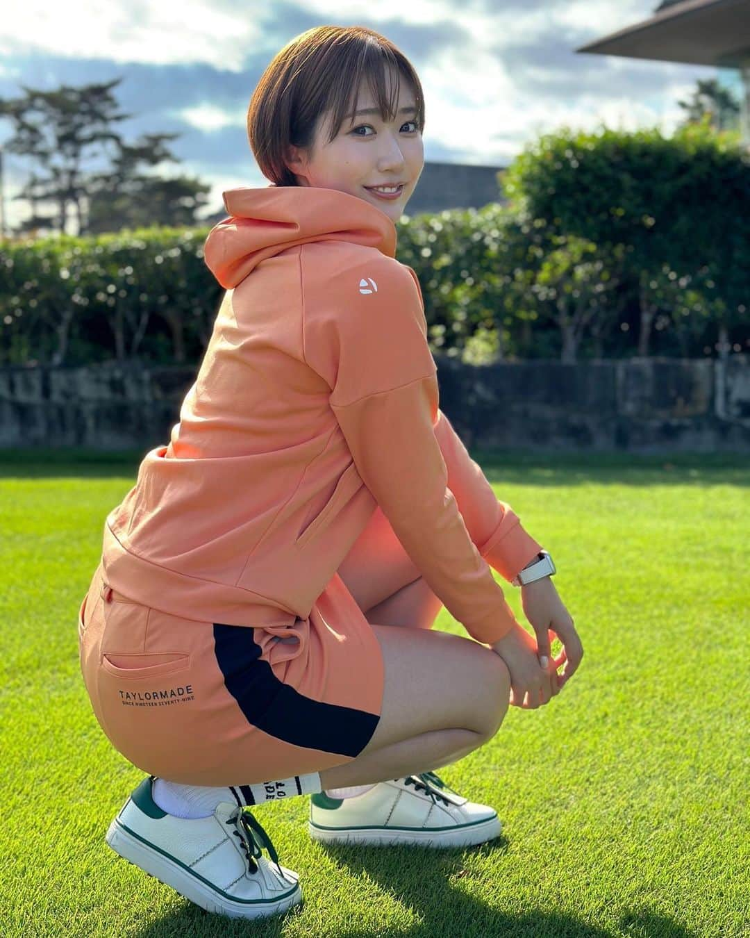 藤澤響花のインスタグラム：「綺麗な芝に映えるオレンジ🍊 スポーティなフーディ✖️黒リボンのギャップがかわいいですよね！  肌触りも一段と良くて着心地が最高なのです😮‍💨💭  🔸気になる新作は公式アカでチェックしてみてください♡ @taylormade_golf_japan_apparel_  @taylormade_golf_japan   #テーラーメイド #テーラーメイドアパレル  #テーラーメイドゴルフ  #taylormade  #taylormadeapparel  #taylormadegolf   #ゴルフ#ゴルフ女子#ゴルフウェア#ゴルフコーデ#秋服#秋コーデ#ゴルフ場#ゴルフ練習#golfwear#golfstagram#golfbabes#golflife #instagolf#instagram#japanesegirl#ɪɴsᴛᴀɢᴏᴏᴅ#fyp#골프#골프스타그램#골프웨어#กอล์ฟ#高尔夫」