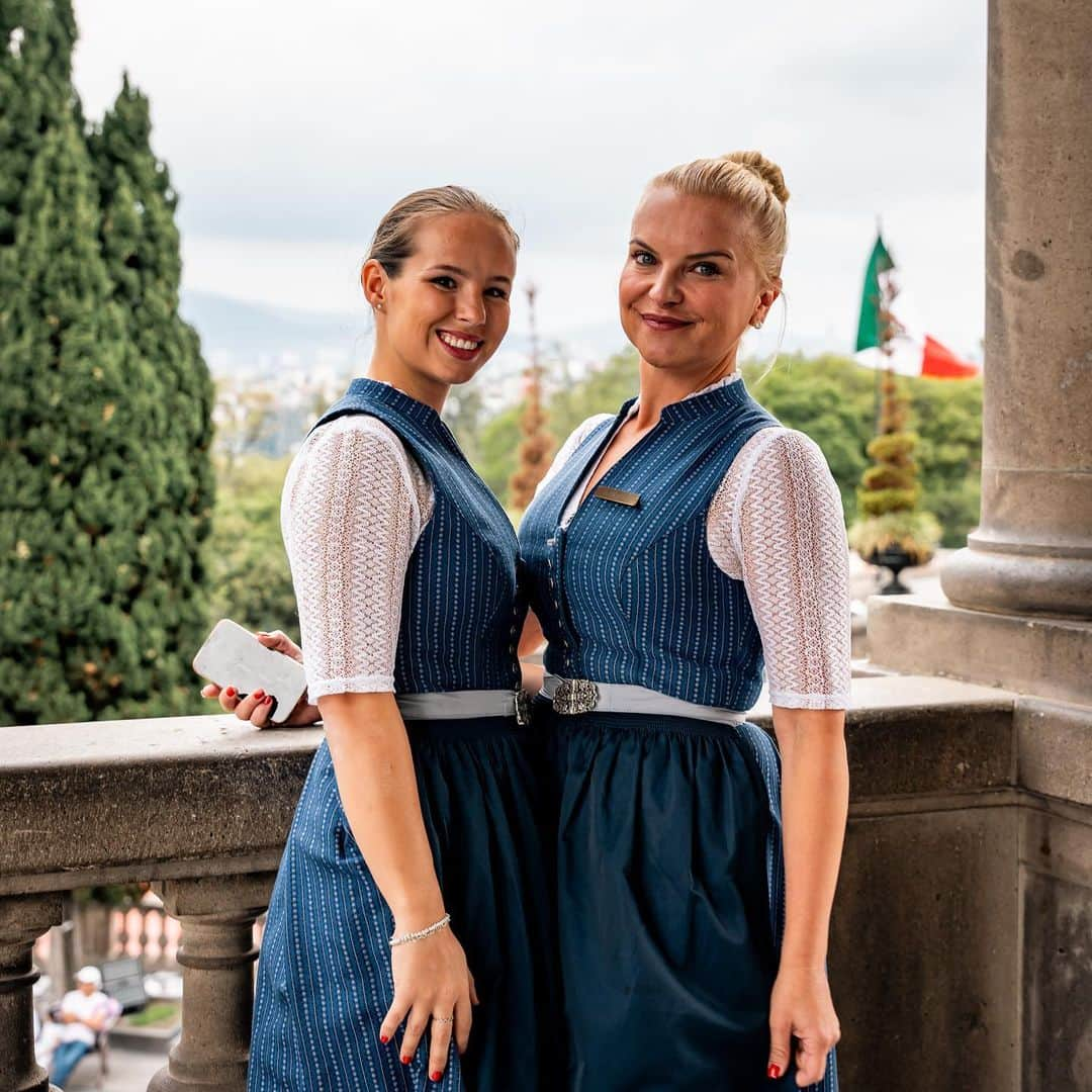 ルフトハンザのインスタグラム：「Today marks the end of Oktoberfest and of Fashion Week worldwide. Let's take another moment to appreciate our stylish crew in their Trachten. Whether in these special outfits or their regular attire, they always shine on their runway. #Lufthansa #Oktoberfest #SayYesToTheWorld」