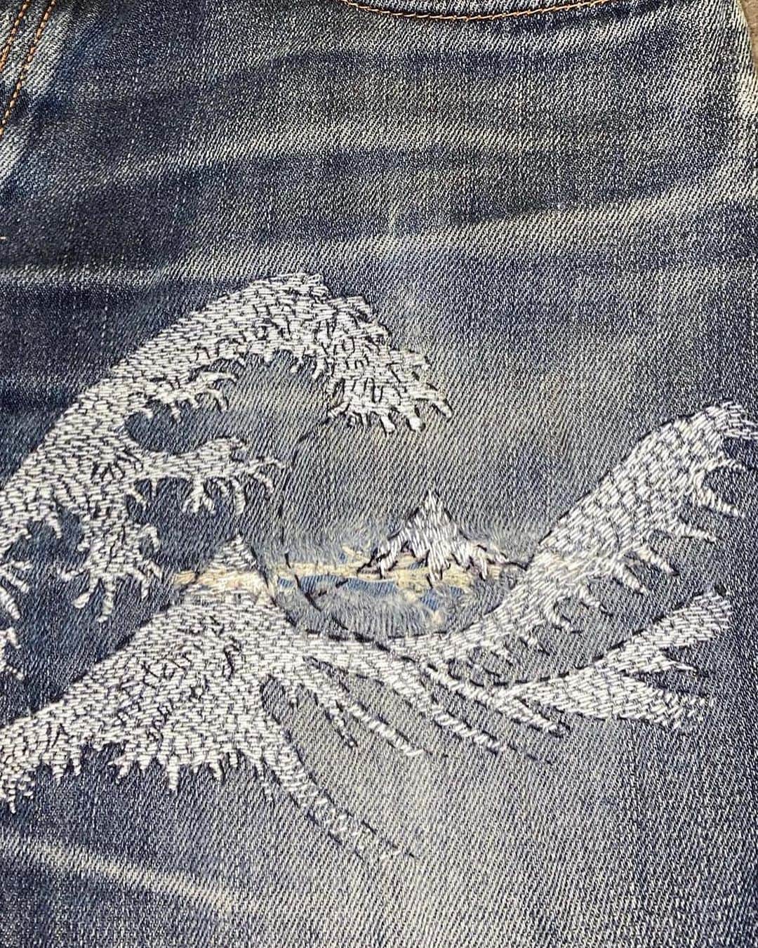 ヌーディージーンズさんのインスタグラム写真 - (ヌーディージーンズInstagram)「Our very own repairman @mikesjeans crafts a masterpiece! Channeling Hokusai's 'The Great Wave off Kanagawa' with impeccable hand-stitching on a pair of Sharp Bengts. 🌊👖   #NudieJeans #CreateTomorrowsVintage」10月3日 22時02分 - nudiejeans