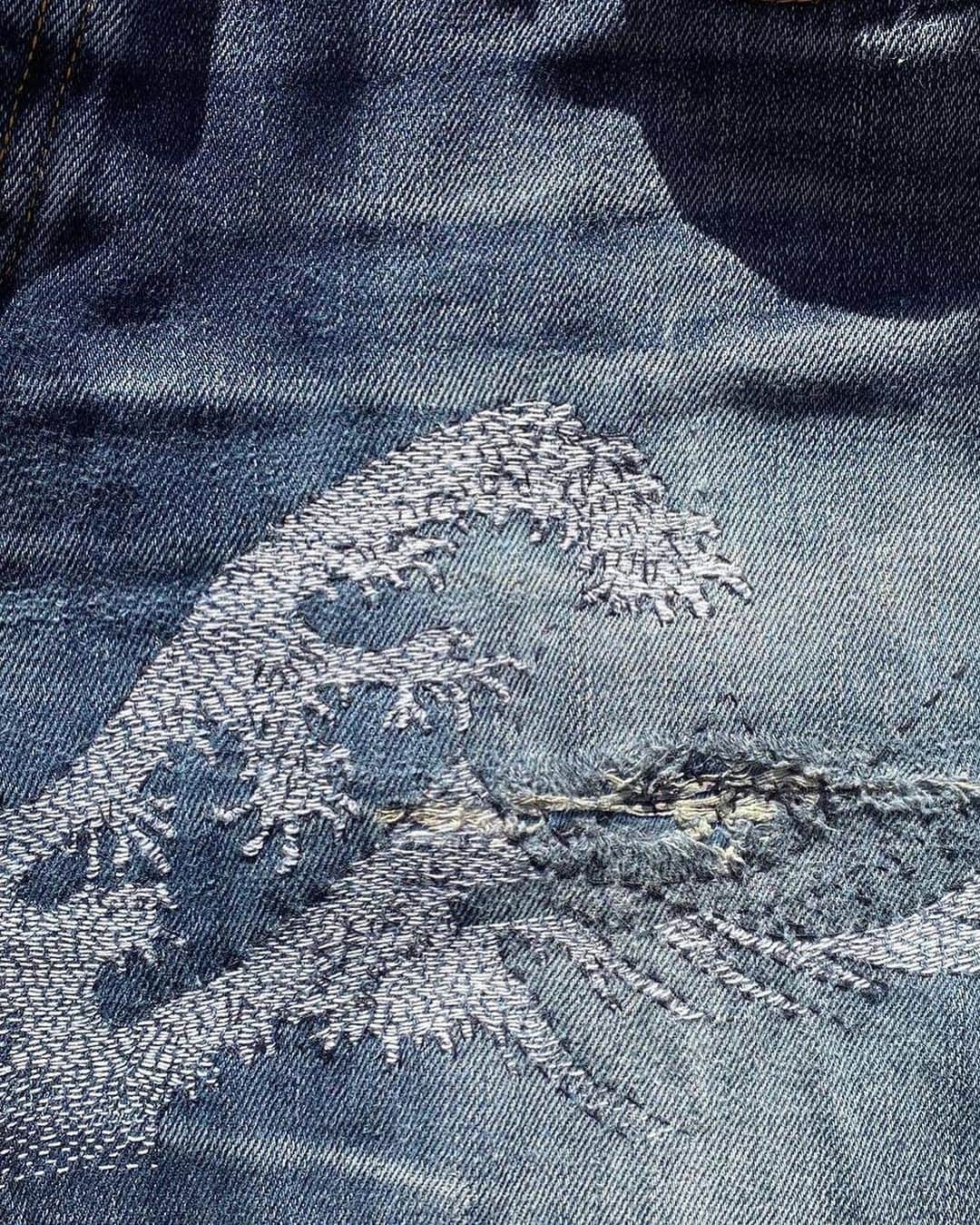 ヌーディージーンズさんのインスタグラム写真 - (ヌーディージーンズInstagram)「Our very own repairman @mikesjeans crafts a masterpiece! Channeling Hokusai's 'The Great Wave off Kanagawa' with impeccable hand-stitching on a pair of Sharp Bengts. 🌊👖   #NudieJeans #CreateTomorrowsVintage」10月3日 22時02分 - nudiejeans
