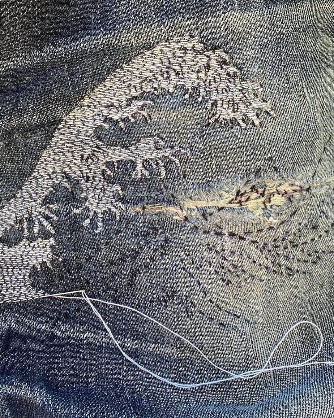 ヌーディージーンズさんのインスタグラム写真 - (ヌーディージーンズInstagram)「Our very own repairman @mikesjeans crafts a masterpiece! Channeling Hokusai's 'The Great Wave off Kanagawa' with impeccable hand-stitching on a pair of Sharp Bengts. 🌊👖   #NudieJeans #CreateTomorrowsVintage」10月3日 22時02分 - nudiejeans