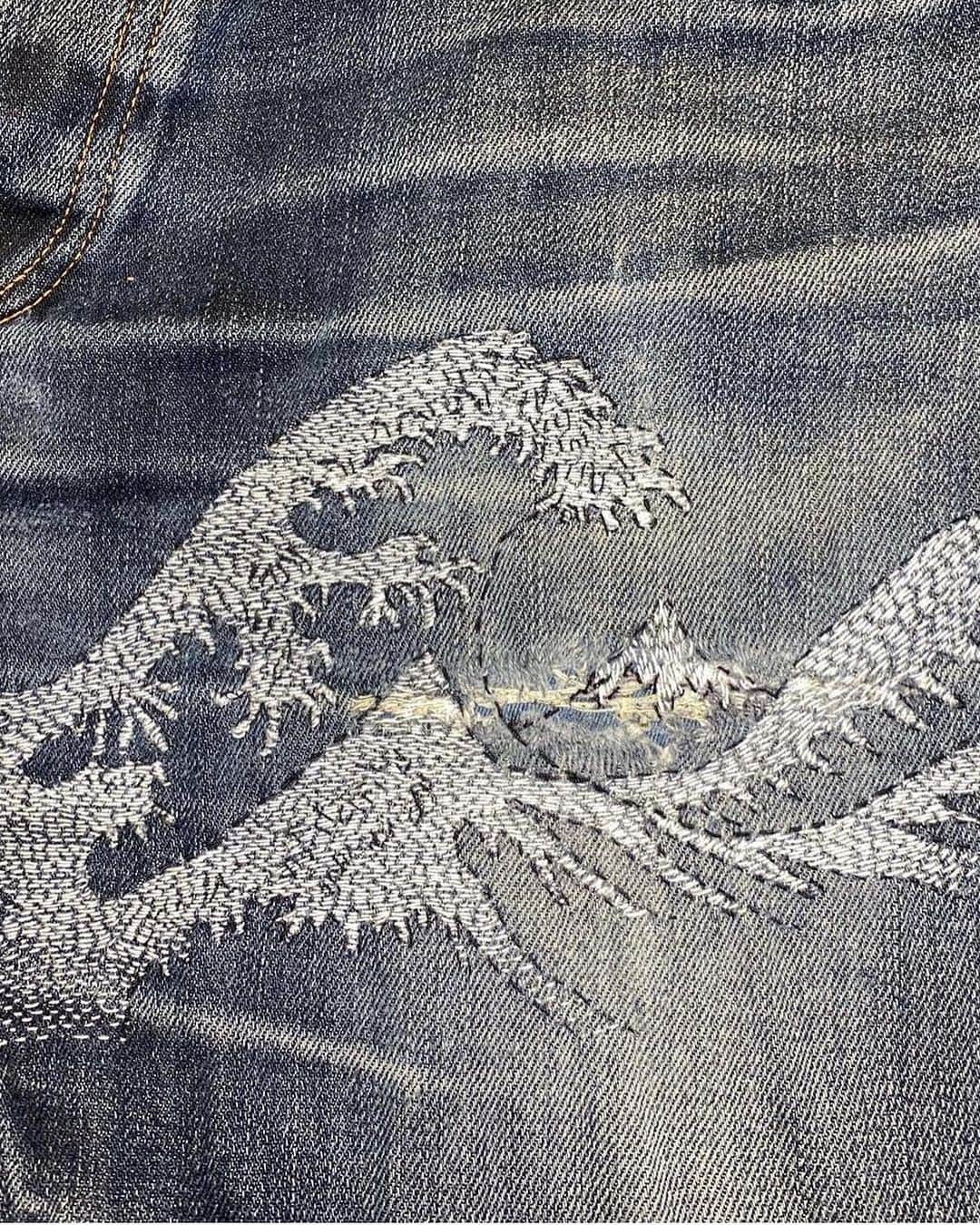 ヌーディージーンズさんのインスタグラム写真 - (ヌーディージーンズInstagram)「Our very own repairman @mikesjeans crafts a masterpiece! Channeling Hokusai's 'The Great Wave off Kanagawa' with impeccable hand-stitching on a pair of Sharp Bengts. 🌊👖   #NudieJeans #CreateTomorrowsVintage」10月3日 22時02分 - nudiejeans