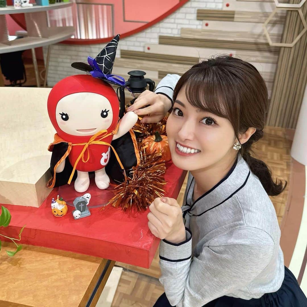 遠野愛のインスタグラム：「下半期！ 10月からも月〜金のめんたいワイドでキャスターを務めます！ 変わらず取材にもたくさん出ますので お会いした時はよろしくお願いします♡ いままでは日々生きるのにいっぱいいっぱいだったので笑 これからはもう少し余裕と自信をもってお伝えできるよう頑張ります💐  ゆめんたも10月仕様にでハロウィンver.に🎃 時間がたつのははやいなあ  #10月 #autumn #秋」