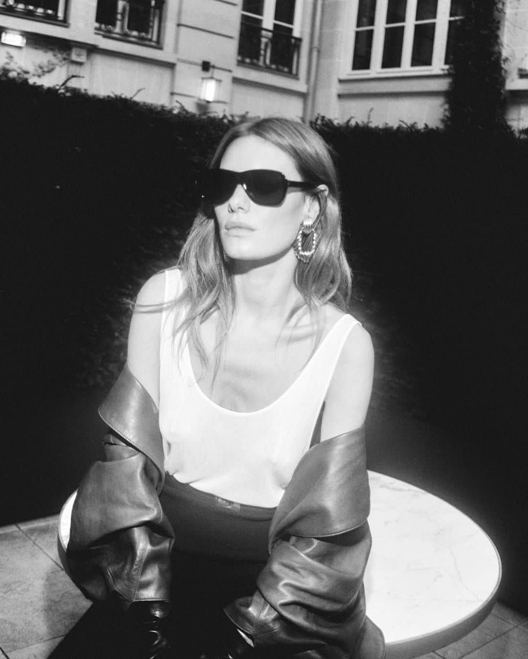 カミラ・ロウのインスタグラム：「Merci @ysl 🖤✨」