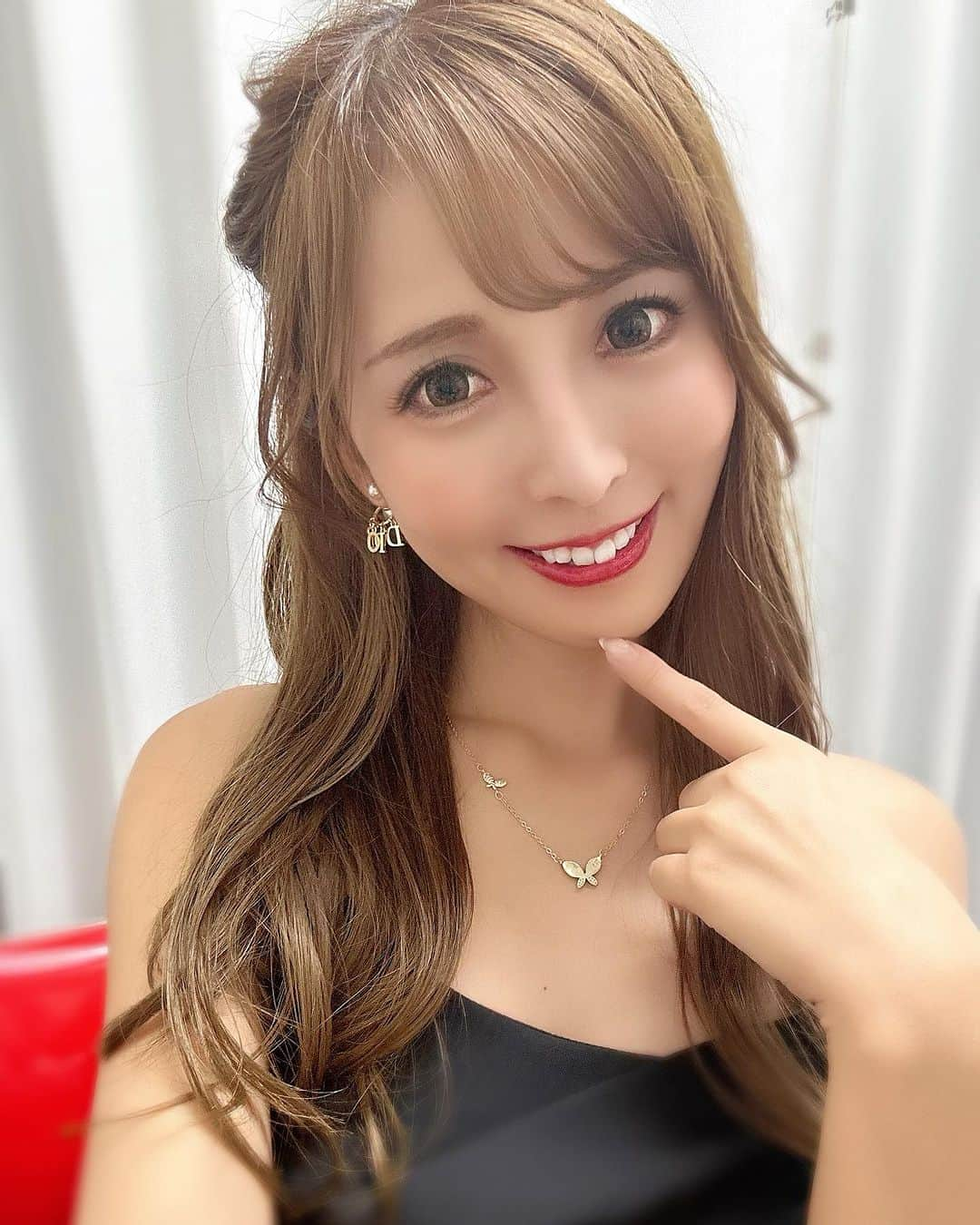 葵井えりかさんのインスタグラム写真 - (葵井えりかInstagram)「先日、@a_clinic_ikebukuroで  昨年受けた1day小顔脂肪吸引のメンテナンスとして Aスレッドをしてきました✨  前からインスタをフォローしていた 木家先生　@aclinic_kiya に カウンセリングと施術をしてもらいました😍  今回は左右2本ずつで前回より少なめですが、腫れなくしっかりと引き上げてもらいました😊 Aスレッド本当におすすめ✨  "#aスレッド #1day小顔脂肪吸引 #糸リフト #aclinic #aclinic銀座 #aclinic横浜 #aclinic新宿#aclinic名古屋#aclinic大阪#aclinic池袋#aclinic福岡#aclinic仙台 #aクリニック#エークリニック #美容 #小顔 #美肌  #リフトアップ #美容外科 #美容皮膚科 #美容クリニック＃木家佑美子」10月3日 22時14分 - aoi.erika0205