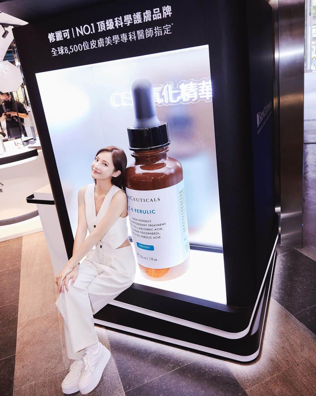 のインスタグラム：「SkinCeuticals修麗可現在有快閃店啦ദ്ദി ˃ ᵕ ˂ ) 大家知道修麗可這個牌子嗎？ 是全球No.1頂級科學護膚品牌 還是由全球8500位皮膚美學專科醫師指定的品牌唷！！  想抗老？先抗氧！ 修麗可創辦人Dr.Pinnell發現抗氧化對於肌膚抗老的重要性 氧化引起的傷害像是肌膚出現皺紋、暗沉、斑點等等可以說是老化的主要原因之一 而維他命C是高效的抗氧化成分只是很難直接被肌膚所吸收  修麗可 #CE精華 使用高效且科學的方法提出 #專利抗氧參數 左型維他命C+黃金濃度15%+最加酸鹼度pH<3.5 偕同1%維他命E+0.5%阿魏酸 激活8倍抗氧修復力 全面抵抗外在的環境，刺激膠原蛋白產生 有效淡化細紋同時緊緻肌膚、透亮無瑕 讓我們更有效的預防肌膚老化！ 我用了之後覺得肌膚更緊緻透亮✨ 質地清爽好吸收，是夏天或是油肌使用也無負擔的精華液唷  另一款 #色修精華 裡面的複合植物萃取能夠有效鎮靜舒緩、穩定膚況 還有玻尿酸能夠長效保水 平常有在打皮秒等醫美等的水水 這瓶可以備著～幫助你們快速度過恢復期 可以讓敏感的肌膚達到舒緩補水唷～ 5分鐘鎮靜舒緩，高效改善乾燥泛紅  除此之外修麗可還提出整合式保養  日常使用結合科學美容  現場有搭配三大科學美容：淡斑煥白、拉提緊緻、撫紋保濕的產品推薦  都可以搭配修麗可的產品  達到增強並延長科學美容的效果  ✨本來是只能在MOMO和全台配合的醫美診所買到 但現在有實體快閃店😻😻 10/3-10/23全台第一家修麗可快閃店 地點在台北新光三越A11北大門1F 大家不要錯過囉～～～～  這次還重金打造了「NO1頂級科學護膚研究室」 根本就是把醫美診所搬到了信義區！  ✿專屬美療室： 由專業的美容師提供一對一諮詢 用頂尖醫美診所適用的高階AI肌膚檢測儀 為大家量身打造最有效的逆齡配方 提供客製化修麗可的產品與皮膚管理課程建議 線上預約檢測後還可以免費得到修麗可經典抗氧組合：CE精華4ml+色修精華4ml(價值$1162)  ✿科學護膚實驗室：  我們直接現場實測哪支精華可以立即抗氧化 把CE精華和他牌維他命C精華滴進碘酒 滴CE精華的碘酒馬上變透明 因為氧化還原反應 碘酒從褐色變透明色 可見CE精華的抗氧化功能有多強!!! 但另一邊他牌維他命C精華則沒變色  ✨跨界合作✨ 在快閃店消費滿額除了可以獲得修麗可產品組合外 還有機會免費領取一張皮膚管理諮詢的兌換券喔！ 諮詢完後可以針對肌膚問題做客製化的課程優惠 限量！錯過就沒有囉～～ 還有好多滿額贈～～ ♥買任一抗氧化系列產品+其他產品任一支 即享：經典抗氧全面修護組（價值$1937） ♥買任一抗氧化系列+其他產品兩支 再享：修麗可經典皮革手提袋 ♥現場消費滿$20000 再享：白水晶塑顏按摩儀 ♥現場消費滿$30000 再享：醫美診所皮膚管理諮詢和驚喜禮遇+修麗可經典旅行組（價值$3759）  這次快閃店真的優惠超多！ 10/3-10/23 大家不要錯過啦( ´͈ ᵕ `͈ )快去預約報名吧  #修麗可 #SkinCeuticals #No1頂級科學護膚研究室 #全球8500位皮膚美學專科醫師指定 #尋找肌膚逆齡方程式 #CE抗氧化精華 #色修精華」