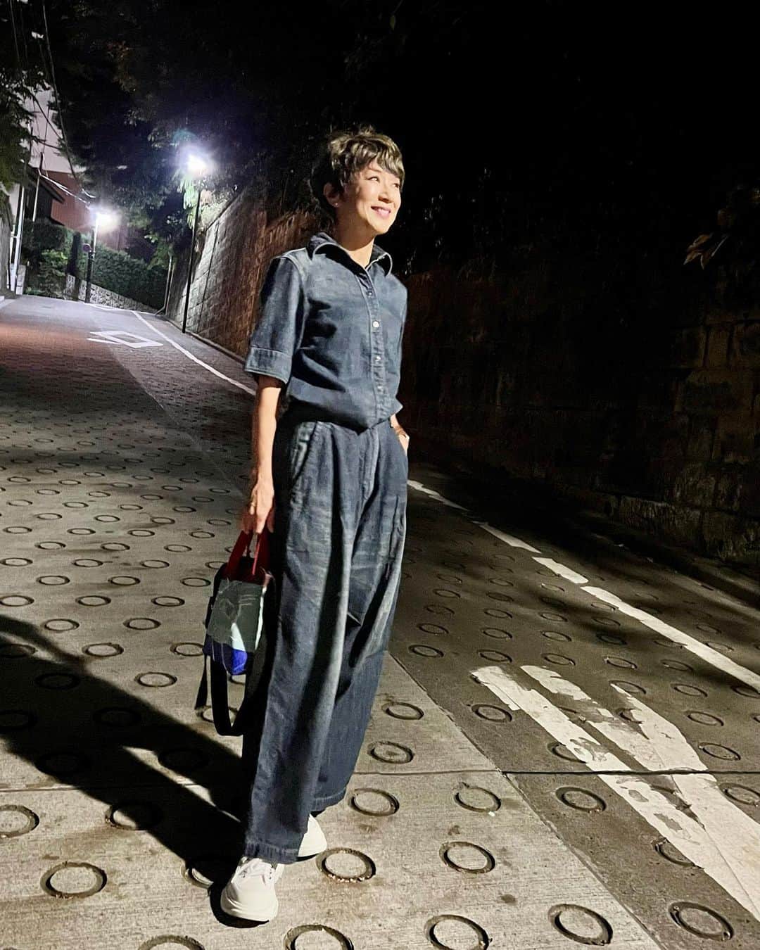 黒田知永子さんのインスタグラム写真 - (黒田知永子Instagram)「. denim on denimがしたかったのです💙 ちょっと女性らしいシルエットのシャツなので着心地👌😍  涼しくなって嬉しい！  #yunahica_chieko  #デニムシャツsize1 #ワイドデニム size1 #denimondenim  #黒田知永子 #chiekokuroda」10月3日 22時14分 - kuroda_chieko