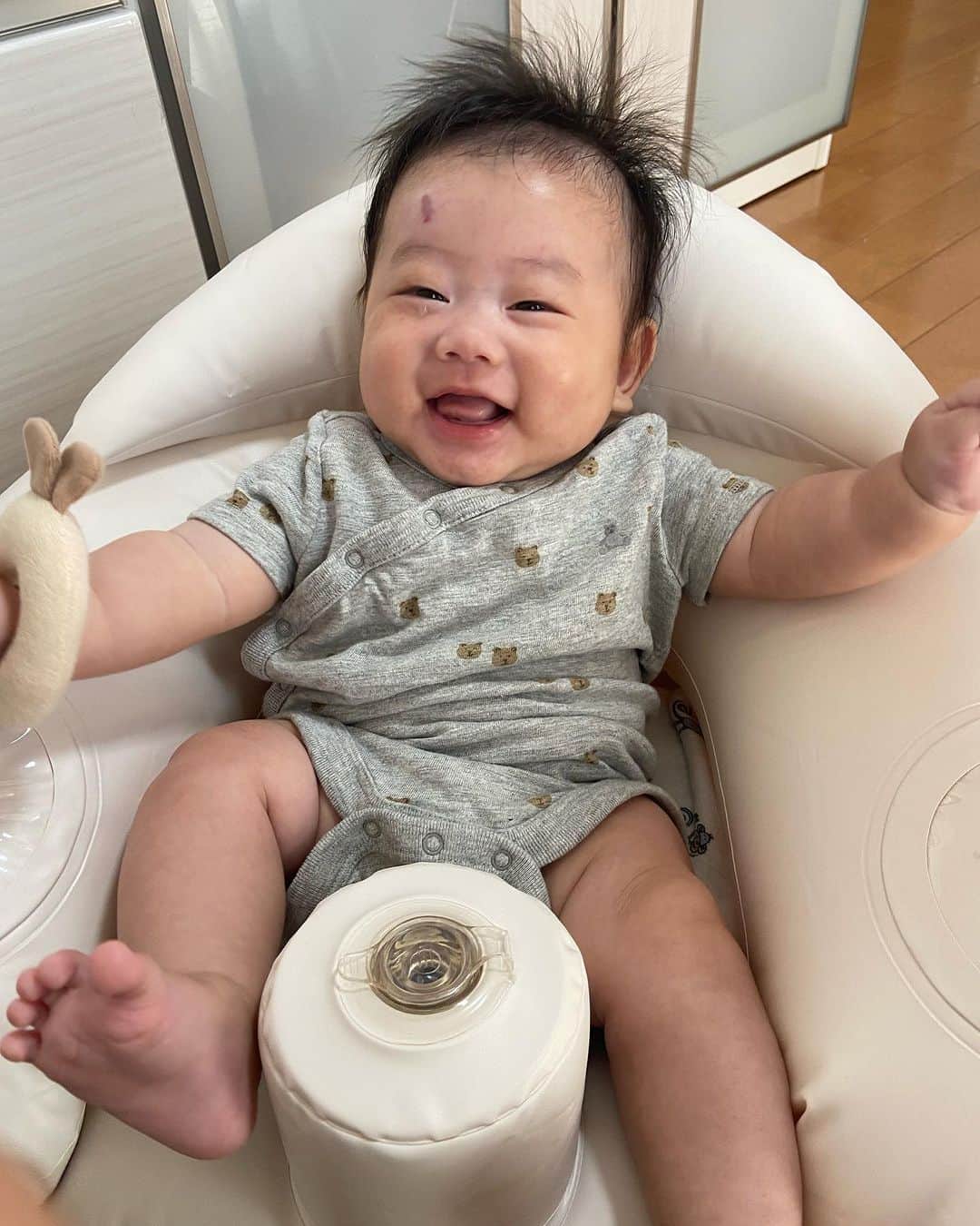 hiyoriのインスタグラム：「Zen, 4 months👏👏👏👏  スマイルゼンちゃん😄 涙一粒つけながらも 良い笑顔💙　  この笑顔見たさに 必死にあやす日々です🥰  ちょっと体重が多いこと以外 健康そうです🐷笑 よかったよかった✨  ちーもお姉ちゃん4ヶ月目🎀✨  良いお姉ちゃんになろう やさしくしよう がまんしよう がんばろう  そんな気持ちが見えてた1〜2ヶ月目の頃 ちーの心が疲れて乱れていたのが 全部夜泣きに現れていました💦  それ以降、 無理しない ちーはまだまだベイビー 甘えて たくさん泣いて 思ったことを言っていいんだよ  そんなことを言ったり態度で伝えたりしてきました。  この前眠くて仕方ない時に  ゼンちゃんをだっこしないでよぅ！😭  って言ってて… よし！よくいった！いいぞ！！✨  と、心の中でガッツポーズ✊  人の気持ちがわかる子だけど 大人の都合の良い子どもには ならないで欲しい🫶  言うこと聞いて欲しい時も てんこ盛りですが🤪💦  そんなこんなしてたら 自分からゼンちゃんの やりたいお世話を見つけることも👀✨  ゆっくり 2人だけの絆 作っていってくれぃ☺️🤝✨  #育児　#2人育児 #ゼンベイビー　#赤ちゃん #赤ちゃんのいる生活 #4ヶ月ベビー」