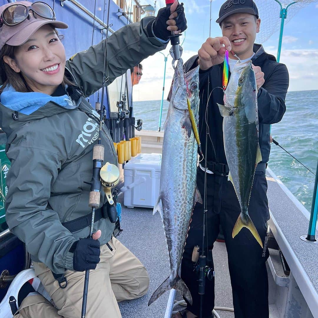 蒼井さやさんのインスタグラム写真 - (蒼井さやInstagram)「今日は三重県の鳥羽へ、山洋丸さん @sanyoumaru  にお世話になりフィッシングマスターのロケに行ってきました☺️ 本日のターゲットは、最近鳥羽の海を賑わしている青物＆サワラからのタチウオと、盛りだくさんの内容✨️ もう定番となったbeat×ISSEIコラボ回ですが、今回も村上旋風撒き散らし～w楽しい回となっております😊✨️ 是非観てくださいね！！ ・ ・ ・ 【山洋丸】 517-0025 三重県鳥羽市浦村町1552-21  @sanyoumaru  ・ ・ ・ 三重テレビ 【フィッシングマスター】 https://creativeoffice-chie.com ※放送後23:15~番組YouTubeにてアップされます！放送圏外の方や見逃した方は是非観てくださいね❤ ・ ・ ・  【SAYA's TACKLE】 ●青物・サワラ ロッド▶︎beat PROPAGTE Type_S 2 リール▶︎SHIMANO OCEAJIGGER 300HG ライン▶︎VARIVAS AVANI Jigging 10×10MAXPOWER PE1.2号 リーダー▶︎VARIVAS フロロショックリーダー 35lb ジグ▶︎beat DIFFUSE_R 160g フック▶︎借り物  ●タチウオ ロッド▶︎beat SILVER SWORD BSS603L リール▶︎SHIMANO Barchetta 151DHHG ライン▶︎ VARIVAS  AVANI Jigging 10×10MAXPOWER PE0.8号 リーダー▶︎VARIVAS フロロカーボン 16lb + DAIWA 太刀メタル10lb ジグ▶︎beat DUALSTAR 160g/180g フック▶︎beat タロンフック S＋がまかつ かっとうフグ  ・ ・ ・  #フィッシングマスター  #三重テレビ #釣り #釣りガール #Fishing #fishinglife  #Fishinggirl #ジギング  #Jigging  #タチウオジギング  #beat #varivas  #ISSEI #山洋丸」10月3日 22時07分 - saya.aoi