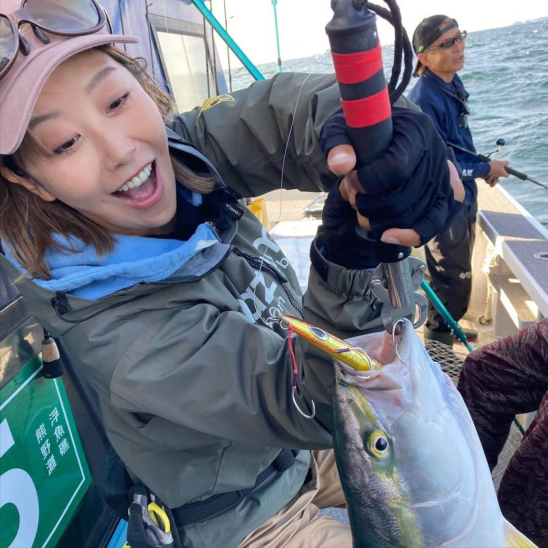 蒼井さやさんのインスタグラム写真 - (蒼井さやInstagram)「今日は三重県の鳥羽へ、山洋丸さん @sanyoumaru  にお世話になりフィッシングマスターのロケに行ってきました☺️ 本日のターゲットは、最近鳥羽の海を賑わしている青物＆サワラからのタチウオと、盛りだくさんの内容✨️ もう定番となったbeat×ISSEIコラボ回ですが、今回も村上旋風撒き散らし～w楽しい回となっております😊✨️ 是非観てくださいね！！ ・ ・ ・ 【山洋丸】 517-0025 三重県鳥羽市浦村町1552-21  @sanyoumaru  ・ ・ ・ 三重テレビ 【フィッシングマスター】 https://creativeoffice-chie.com ※放送後23:15~番組YouTubeにてアップされます！放送圏外の方や見逃した方は是非観てくださいね❤ ・ ・ ・  【SAYA's TACKLE】 ●青物・サワラ ロッド▶︎beat PROPAGTE Type_S 2 リール▶︎SHIMANO OCEAJIGGER 300HG ライン▶︎VARIVAS AVANI Jigging 10×10MAXPOWER PE1.2号 リーダー▶︎VARIVAS フロロショックリーダー 35lb ジグ▶︎beat DIFFUSE_R 160g フック▶︎借り物  ●タチウオ ロッド▶︎beat SILVER SWORD BSS603L リール▶︎SHIMANO Barchetta 151DHHG ライン▶︎ VARIVAS  AVANI Jigging 10×10MAXPOWER PE0.8号 リーダー▶︎VARIVAS フロロカーボン 16lb + DAIWA 太刀メタル10lb ジグ▶︎beat DUALSTAR 160g/180g フック▶︎beat タロンフック S＋がまかつ かっとうフグ  ・ ・ ・  #フィッシングマスター  #三重テレビ #釣り #釣りガール #Fishing #fishinglife  #Fishinggirl #ジギング  #Jigging  #タチウオジギング  #beat #varivas  #ISSEI #山洋丸」10月3日 22時07分 - saya.aoi