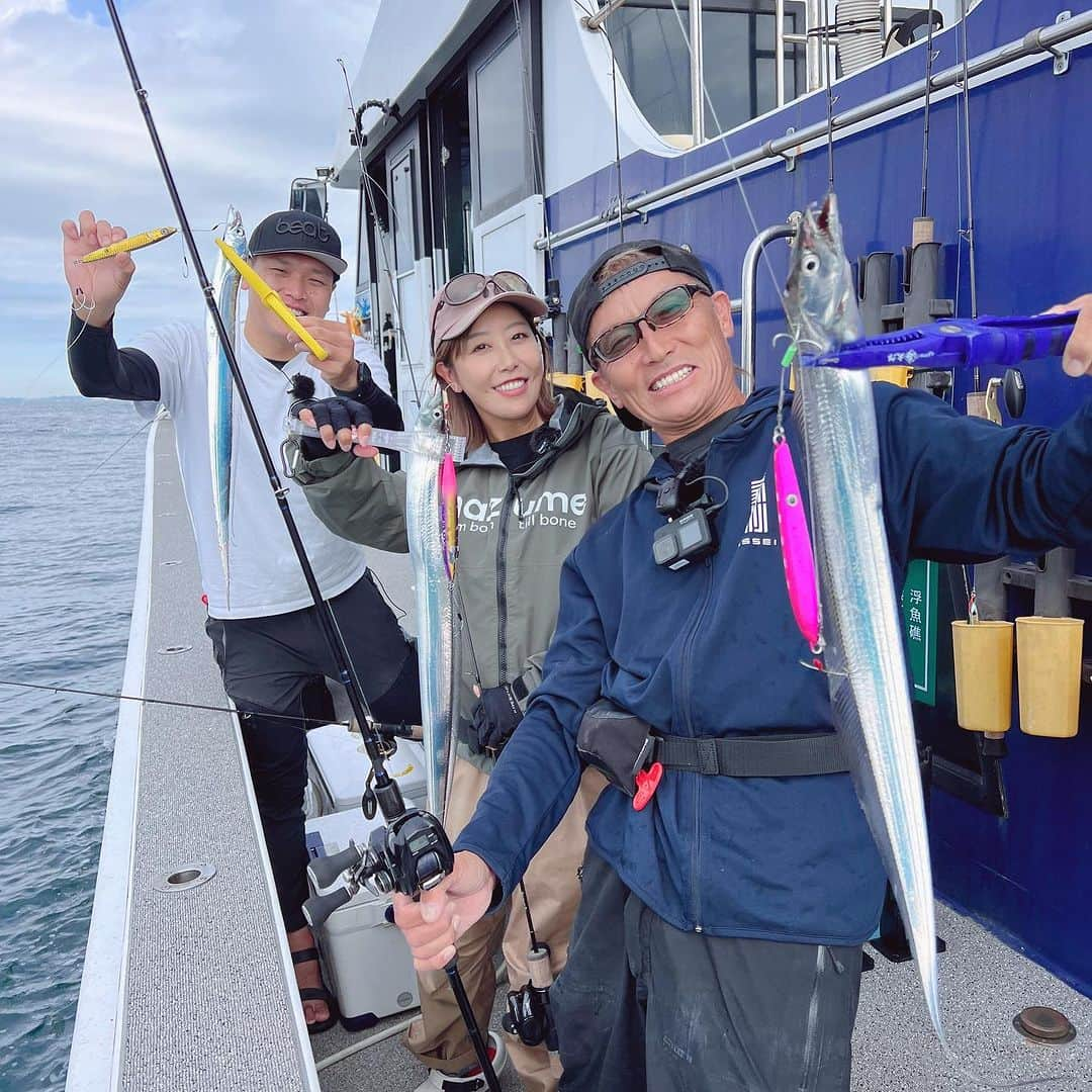 蒼井さやさんのインスタグラム写真 - (蒼井さやInstagram)「今日は三重県の鳥羽へ、山洋丸さん @sanyoumaru  にお世話になりフィッシングマスターのロケに行ってきました☺️ 本日のターゲットは、最近鳥羽の海を賑わしている青物＆サワラからのタチウオと、盛りだくさんの内容✨️ もう定番となったbeat×ISSEIコラボ回ですが、今回も村上旋風撒き散らし～w楽しい回となっております😊✨️ 是非観てくださいね！！ ・ ・ ・ 【山洋丸】 517-0025 三重県鳥羽市浦村町1552-21  @sanyoumaru  ・ ・ ・ 三重テレビ 【フィッシングマスター】 https://creativeoffice-chie.com ※放送後23:15~番組YouTubeにてアップされます！放送圏外の方や見逃した方は是非観てくださいね❤ ・ ・ ・  【SAYA's TACKLE】 ●青物・サワラ ロッド▶︎beat PROPAGTE Type_S 2 リール▶︎SHIMANO OCEAJIGGER 300HG ライン▶︎VARIVAS AVANI Jigging 10×10MAXPOWER PE1.2号 リーダー▶︎VARIVAS フロロショックリーダー 35lb ジグ▶︎beat DIFFUSE_R 160g フック▶︎借り物  ●タチウオ ロッド▶︎beat SILVER SWORD BSS603L リール▶︎SHIMANO Barchetta 151DHHG ライン▶︎ VARIVAS  AVANI Jigging 10×10MAXPOWER PE0.8号 リーダー▶︎VARIVAS フロロカーボン 16lb + DAIWA 太刀メタル10lb ジグ▶︎beat DUALSTAR 160g/180g フック▶︎beat タロンフック S＋がまかつ かっとうフグ  ・ ・ ・  #フィッシングマスター  #三重テレビ #釣り #釣りガール #Fishing #fishinglife  #Fishinggirl #ジギング  #Jigging  #タチウオジギング  #beat #varivas  #ISSEI #山洋丸」10月3日 22時07分 - saya.aoi