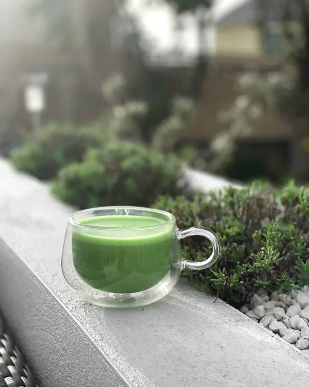 Matchæologist®のインスタグラム：「🍵 Make some time for yourself and clear your mind with a cup of #MatchaLatte! 🙋‍♀️ Raise your hand if you definitely need a #TeaBreak right now! (📷: @cywaur) . Matcha 🌿 can contribute to the state of ‘calming alertness’ 😇 that lasts for hours without the “lull” that usually follows a strong coffee after an hour or two. Because of this effect, matcha has historically been used by Zen Buddhist monks and samurai warriors to enhance their mental focus before practising meditation sessions. . To find out more about our splendid range of artisanal matcha, 🌱 visit Matchaeologist.com . Matchæologist® #Matchaeologist Matchaeologist.com」