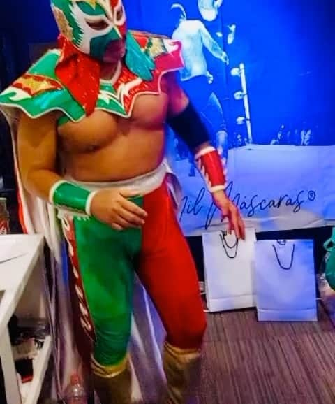 ウルティモ・ドラゴンのインスタグラム：「One of the reasons I came to Mexico was because of Mil Mascaras. I have always admired him and he was and continuous to be my idol. It was an honor and a great pleasure to meet him again.   @mil.mascaras.oficial  @ud_tiendaoficial  @toru.kido @dragongate_pro  @lamolemx」