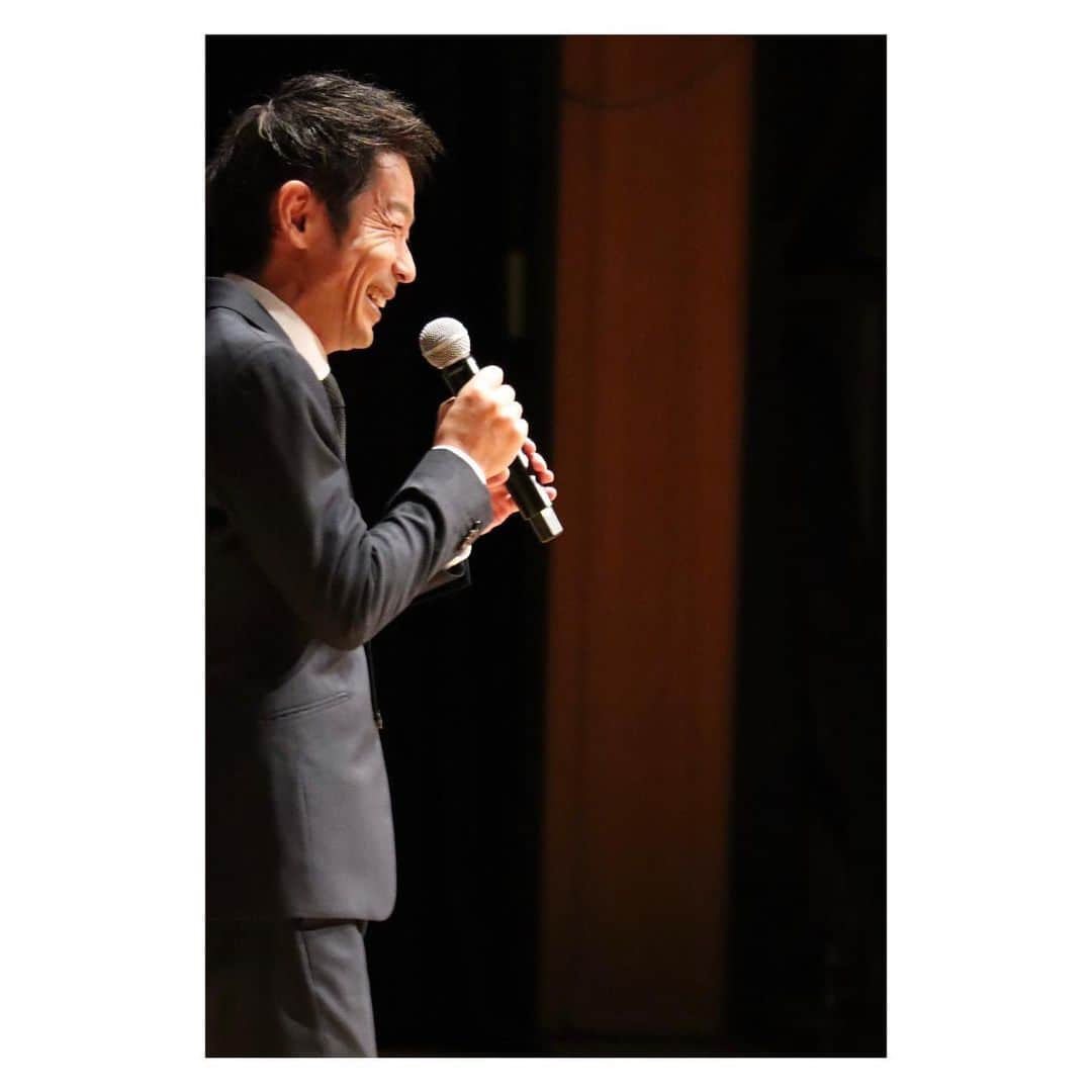 清水健さんのインスタグラム写真 - (清水健Instagram)「. 清水健講演会／2023年10月3日 主催：#神戸市灘区社会福祉協議会   なだふくしフェスタ オープニング講演会 講演会講師を務めさせていただきました。  「つながる つなげる」をテーマに、 令和5年度「なだふくしフェスタ」は、  灘区社会福祉協議会が、二ヶ月間にわたり、 地域の皆様と「つながる」イベントを実施。  その「オープニング」イベントとして、 講演会を企画、お声がけいただきました。  人は強くなんてない。でも、弱くもない。  日々の忙しさ、なぜ自分だけ？どうして？ そう思ってしまうこともあるかと思います。  でも、ふと周りを見渡してみれば、 きっと心の近くにいてくれる人がいる。  かと言って、誰かが何かを解決してくれる、 そんなことではないのかもしれない。  でも、頼り頼られ、大丈夫！ありがとう！ そう思いあえる毎日であってほしいと心から。  皆様が真っ直ぐに見つめてくださる舞台上で、 ひとつの「正解」を示すことはできませんが、  みんなが、大切な人、地域のこと、周りの人、 自分自身のことを、少しでも改めて考え思う、  そんなお時間であったなら嬉しく思います。  #伝える #言葉の力 #大丈夫 #感謝  #みんなと一緒に #ひとりじゃない   きょうだい支援「しぶたね」にもお声がけ。  子どもたちが子どもたちらしく過ごすため、 僕たち「大人」ができることはなんだろう。  大人の責任として、みんなで考え探していく。  きょうだい支援という言葉を知ることで、 変われること、気付けることがあるはず。  地域の「これから」の優しさにつながれば嬉しい。  講演会中の真剣な心の表情、 質疑応答での嬉しいお言葉、  講演会後の多くのお声がけ、  皆様の温かさが「優しく強く」伝わってきた、 今日の「出会い」に心から感謝申し上げます。  だからこそ、どう「伝えて」いけるのか、 その「言葉」を僕自身、探し続けていきたい。  みんなが今を踏ん張り、頑張っています。  ご参加くださいました皆様、 神戸市灘区社会福祉協議会の皆様、  全ての皆様に感謝申し上げます。 ありがとうございました。  ■ 清水健／司会・出演・講演会 等 → プロフィールのURLから ご依頼は清水健オフィシャルサイト  #清水健 #アナウンサー #112日間のママ  #司会 #出演 #講演会 #多くのご依頼に感謝   -----＊-----＊-----＊-----＊-----＊-----  #本当の優しさって何だろう #答えなき問い  #つながりつなげる #地域のチカラ #地域共生社会   #シングルファザー #シミケン #堺市出身   -----＊-----＊-----＊-----＊-----＊-----  清水健 20年来の「親友との贈り物」サイト ■ 詳細はこちら → @hidagyu.japan   大切な人への贈り物には「飛騨牛ギフト」 #ギフトにおすすめ #贈り物に最適 #飛騨牛   #清水健 #プロデュース #企業PR #イベント企画」10月3日 22時12分 - shimizuken.official