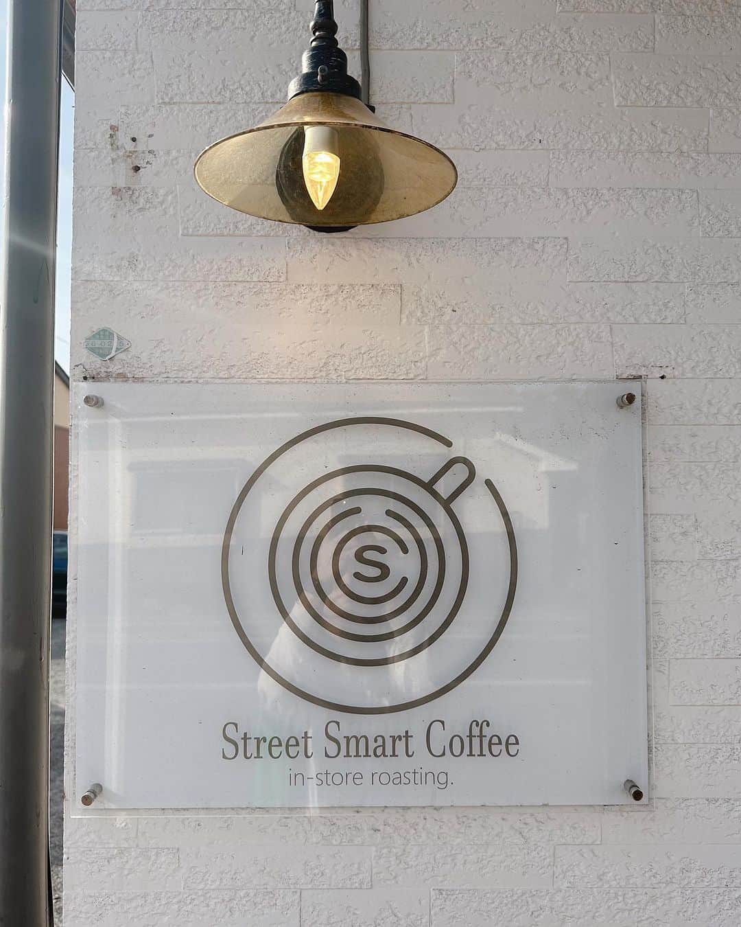 熱田久美さんのインスタグラム写真 - (熱田久美Instagram)「@kuumi1125 ☜コーヒーすきですか？🙃🤍  ☕️ Street Smart Coffee / 十和田〔青森〕 ————————————  半年前くらいの時差投稿🤣← こちらは青森編だよー！  こちらのカフェはとても店内の雰囲気も素敵。 居心地の良さたけでなく、お店の方も素敵。 とっても理想的なお店…😇  といっても、テイクアウトで利用したんだけどね ちょっとお店にお邪魔してるだけでも穏やかな空間が伝わるし、こだわりのコーヒーもとても美味しい☕️✨ ※たくさんの中から選べるのも嬉しい😍  デザートも美味しそうなんだけど、確か店内のみだったかな？ また青森に行った際には 絶対行きたいお店のひとつとなりました🤟 @street_smart_coffee   .....k.u.u.m.i.1.1.2.5.................................. いいね・コメントありがとうございます。 フォローはこちらから☞ @kuumi1125 ‎✿ 忘れないように【保存】もしてね🔖☝️ 後で簡単にカフェ情報を振り返れます。 ...............................................t.a.g..........  #くぅかふぇ #カフェスイーツ部 #くみほ #カフェ巡り好きな人と繋がりたい #カフェ巡り部 #カフェ部 #カフェ活 #カフェ巡り好き #カフェ巡りしたい #青森カフェ #十和田カフェ #十和田ランチ #コーヒー屋さん #全国カフェ #カフェ巡り #ドリップコーヒー #カフェラテ中毒  ..........................................................................  ‪・わんこアカウント→ @evestagraam 🐶 ‪・ダイエットアカウント→ @kuumidiet 🐷 ‪・ゴルフアカウント→ @kuumi_golf ⛳️」10月3日 22時12分 - kuumi1125