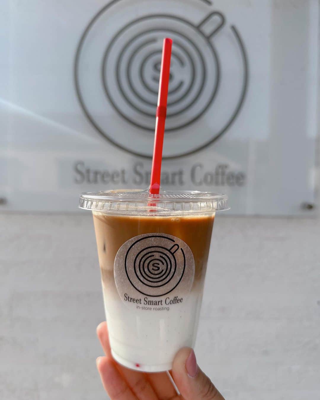 熱田久美さんのインスタグラム写真 - (熱田久美Instagram)「@kuumi1125 ☜コーヒーすきですか？🙃🤍  ☕️ Street Smart Coffee / 十和田〔青森〕 ————————————  半年前くらいの時差投稿🤣← こちらは青森編だよー！  こちらのカフェはとても店内の雰囲気も素敵。 居心地の良さたけでなく、お店の方も素敵。 とっても理想的なお店…😇  といっても、テイクアウトで利用したんだけどね ちょっとお店にお邪魔してるだけでも穏やかな空間が伝わるし、こだわりのコーヒーもとても美味しい☕️✨ ※たくさんの中から選べるのも嬉しい😍  デザートも美味しそうなんだけど、確か店内のみだったかな？ また青森に行った際には 絶対行きたいお店のひとつとなりました🤟 @street_smart_coffee   .....k.u.u.m.i.1.1.2.5.................................. いいね・コメントありがとうございます。 フォローはこちらから☞ @kuumi1125 ‎✿ 忘れないように【保存】もしてね🔖☝️ 後で簡単にカフェ情報を振り返れます。 ...............................................t.a.g..........  #くぅかふぇ #カフェスイーツ部 #くみほ #カフェ巡り好きな人と繋がりたい #カフェ巡り部 #カフェ部 #カフェ活 #カフェ巡り好き #カフェ巡りしたい #青森カフェ #十和田カフェ #十和田ランチ #コーヒー屋さん #全国カフェ #カフェ巡り #ドリップコーヒー #カフェラテ中毒  ..........................................................................  ‪・わんこアカウント→ @evestagraam 🐶 ‪・ダイエットアカウント→ @kuumidiet 🐷 ‪・ゴルフアカウント→ @kuumi_golf ⛳️」10月3日 22時12分 - kuumi1125