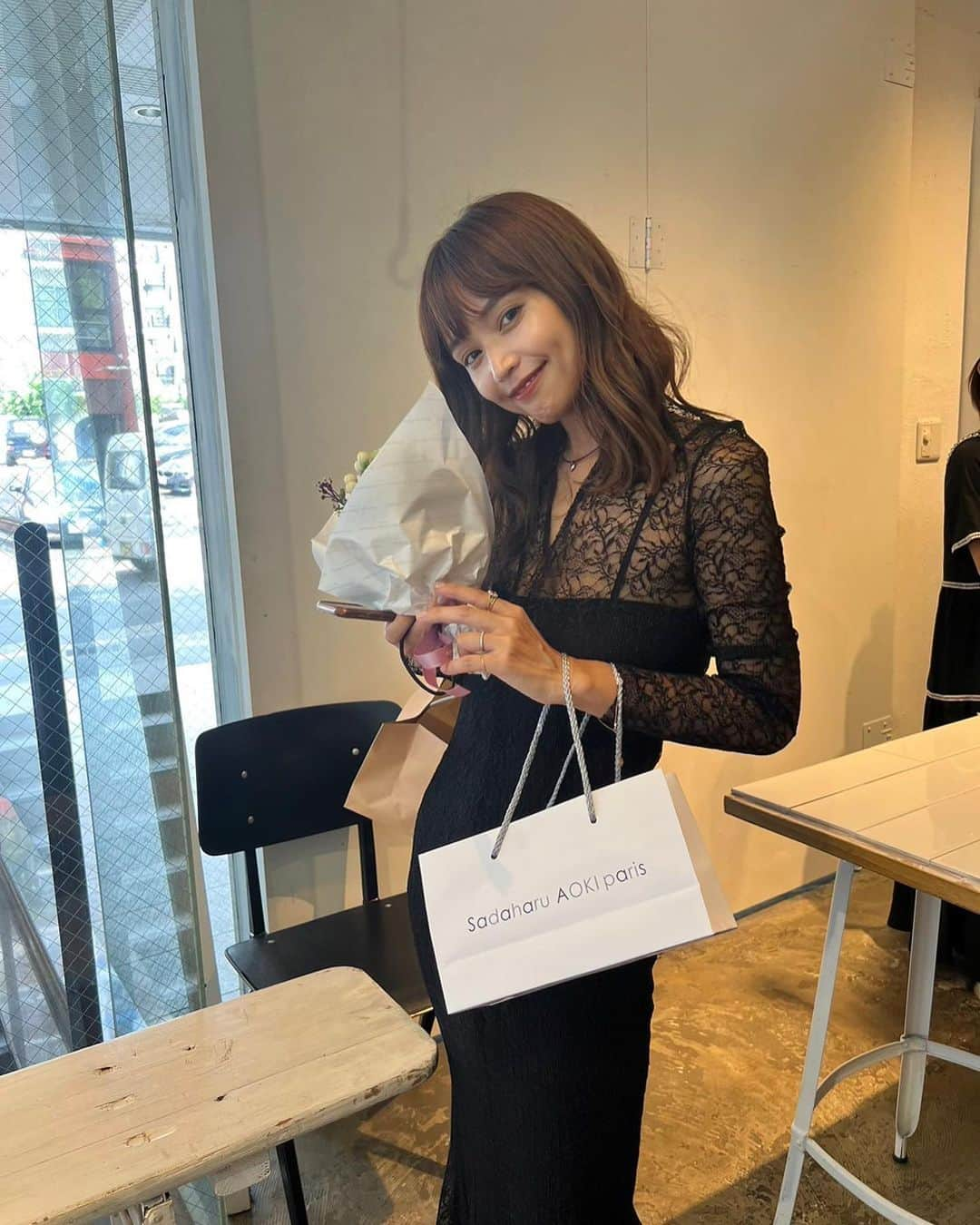 馬渕真由子さんのインスタグラム写真 - (馬渕真由子Instagram)「先日無事　@parca_jewelry のローンチ&初受注展示会を無事に終えました。 期間中ご来場くださったり、ECサイトにてご購入くださったり、応援のメッセージくださった皆さま、心からありがとうございます。 遠方からお越しくださる方や二日連続で来てくださった方、mangata も好きでしたと言ってくださる方、 そしてお祝いに駆けつけてくれたお友達、もう誰になんて感謝すれば良いか分からないくらい、皆さまに感謝の気持ちでいっぱいです。  子どもを保育園に預け始めたのが今年の4月。そこから2ヶ月は子どもが体調を崩すことも多くやっと本格的に動き始められたのが6月。1枚目の鍵の写真は記念すべきファーストサンプルが上がった日のもので見返したら7月19日でした。  神は細部に宿る、という言葉を大切に、忙しい、時間がないを言い訳にせず細かいところまで拘り自分が納得のいくものをみなさまにお披露目することが出来ました。  PARCAは記憶の欠片を意味すると以前の投稿で述べましたが、それもありイメージカラーは母の名前にちなんでモスグリーンにしています。自分の再スタートへの覚悟も込めて。  誰のためでもなく、まず自分のために。自分自身の人生を豊かに彩りながら、周りの皆さまに感謝の気持ちを何らかの形で還元していけるようこれからも歩んでいきます。 人生は短く、一度しかないからこそ楽しみたいのです。  長くなりましたが、改めて皆さまありがとうございました。 PARCAはまた月末〜来月頭を目安にサイトオープンいたしますのでその際はぜひご覧くださいませ。  馬渕ともども、どうぞどうぞPARCAをよろしくお願いいたします💎🤍」10月3日 22時13分 - mabchi.mayuk