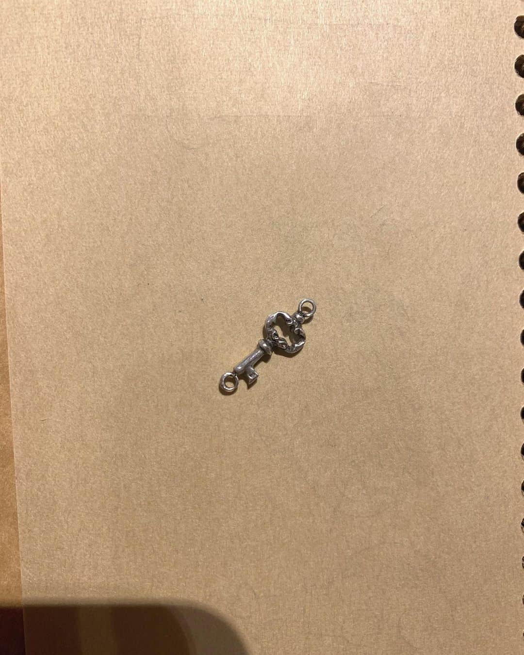 馬渕真由子のインスタグラム：「先日無事　@parca_jewelry のローンチ&初受注展示会を無事に終えました。 期間中ご来場くださったり、ECサイトにてご購入くださったり、応援のメッセージくださった皆さま、心からありがとうございます。 遠方からお越しくださる方や二日連続で来てくださった方、mangata も好きでしたと言ってくださる方、 そしてお祝いに駆けつけてくれたお友達、もう誰になんて感謝すれば良いか分からないくらい、皆さまに感謝の気持ちでいっぱいです。  子どもを保育園に預け始めたのが今年の4月。そこから2ヶ月は子どもが体調を崩すことも多くやっと本格的に動き始められたのが6月。1枚目の鍵の写真は記念すべきファーストサンプルが上がった日のもので見返したら7月19日でした。  神は細部に宿る、という言葉を大切に、忙しい、時間がないを言い訳にせず細かいところまで拘り自分が納得のいくものをみなさまにお披露目することが出来ました。  PARCAは記憶の欠片を意味すると以前の投稿で述べましたが、それもありイメージカラーは母の名前にちなんでモスグリーンにしています。自分の再スタートへの覚悟も込めて。  誰のためでもなく、まず自分のために。自分自身の人生を豊かに彩りながら、周りの皆さまに感謝の気持ちを何らかの形で還元していけるようこれからも歩んでいきます。 人生は短く、一度しかないからこそ楽しみたいのです。  長くなりましたが、改めて皆さまありがとうございました。 PARCAはまた月末〜来月頭を目安にサイトオープンいたしますのでその際はぜひご覧くださいませ。  馬渕ともども、どうぞどうぞPARCAをよろしくお願いいたします💎🤍」