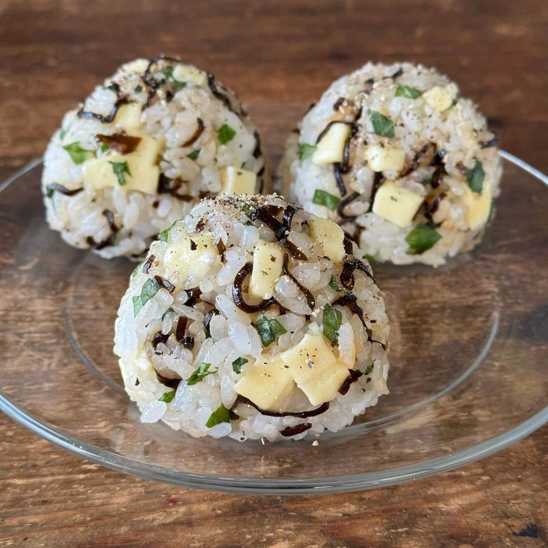 Tesshiのインスタグラム：「黒胡椒たっぷり塩昆布チーズおにぎり Onigiri with salted Kombu, cheese and pepper #ごちそうおにぎり #yummy #homemade #healthy #onigiri #kombu #shiso #cheese #おいしい #おにぎり #おむすび #塩昆布 #チーズ #マカロニメイト #フーディーテーブル #手作り  黒胡椒がとてもいい感じでした🤤 温かいご飯、塩昆布、大葉、黒胡椒 崩れやすいチーズは乗せながら握る Gohan, salted Kombu, Shiso, pepper and cheese  #主役はごちそうおにぎり 好評販売中 秋の行楽のお供に1冊いかがですか♪ 日本語版、繁體字中文版、한글버전 電子書籍もあります  #新米 @yukitsubakiofficial」